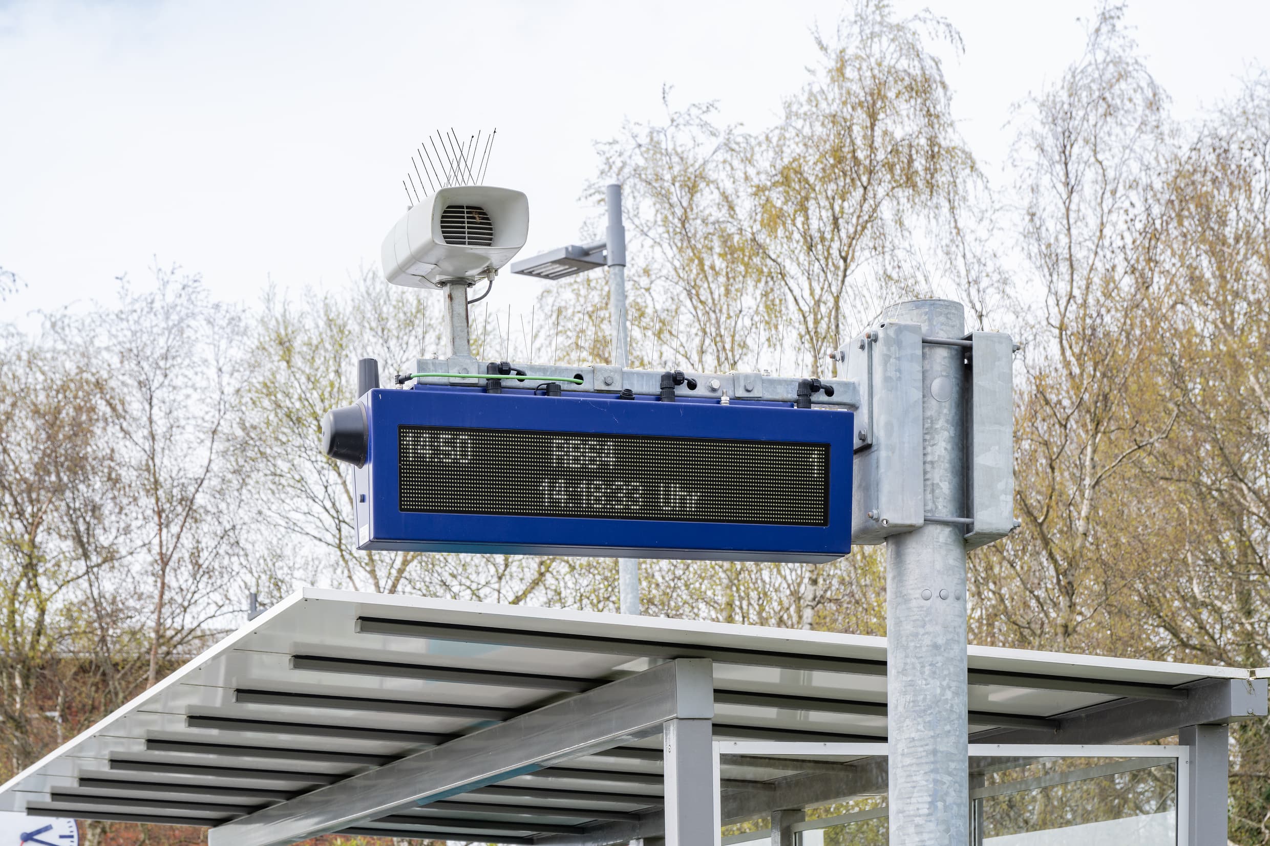 Zweizeiliger Schriftenanzeiger am Bahnsteig.