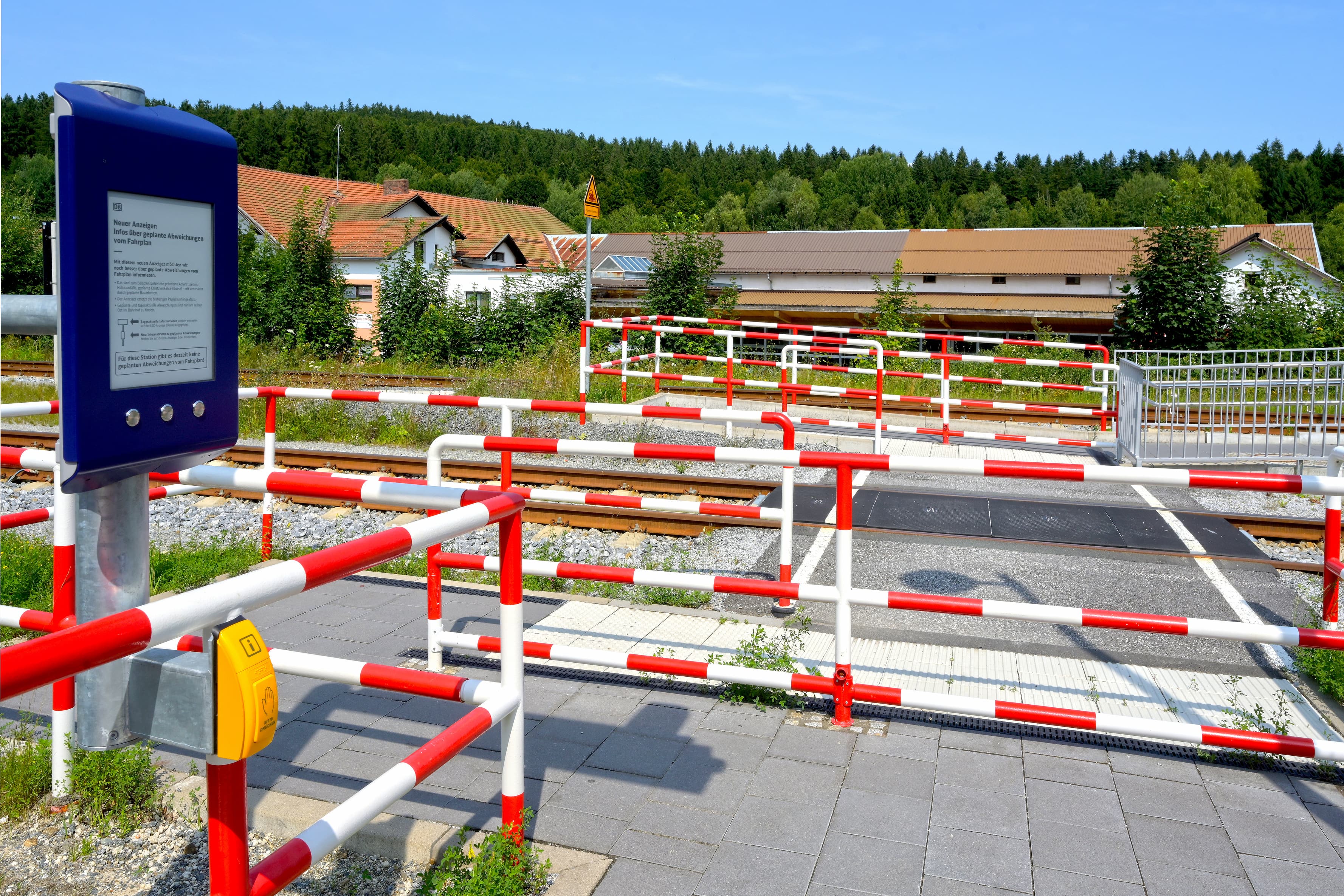 Der digitale Aushang Bau mit Informationen zu aktuellen Baustellen und Störungen auf der Strecke. Darunter der Taster zur Ausgabe der Audioinformationen zum nächsten Zug.