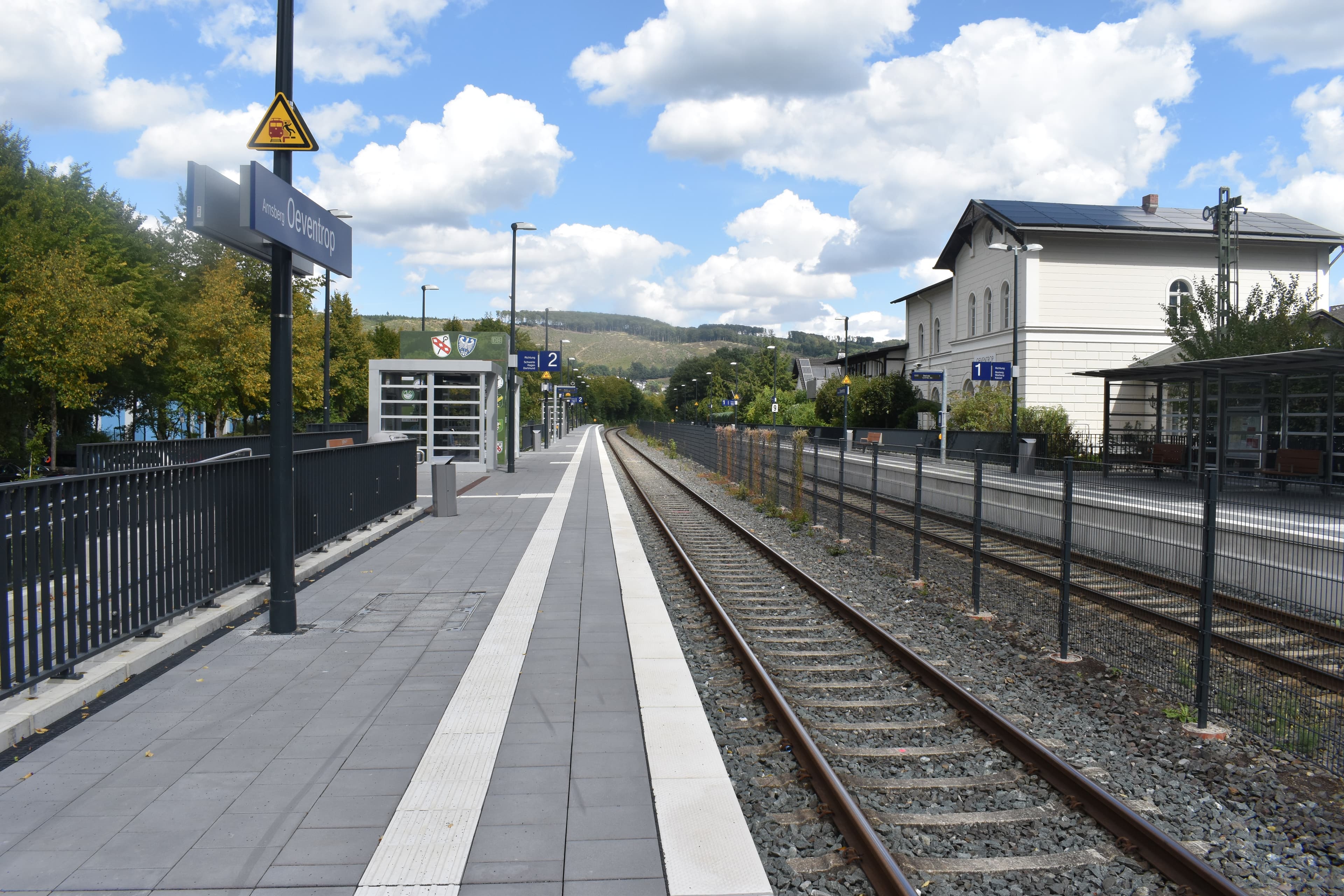 Der aufgewertete Bahnsteig verfügt nun über ein taktiles Leitsystem