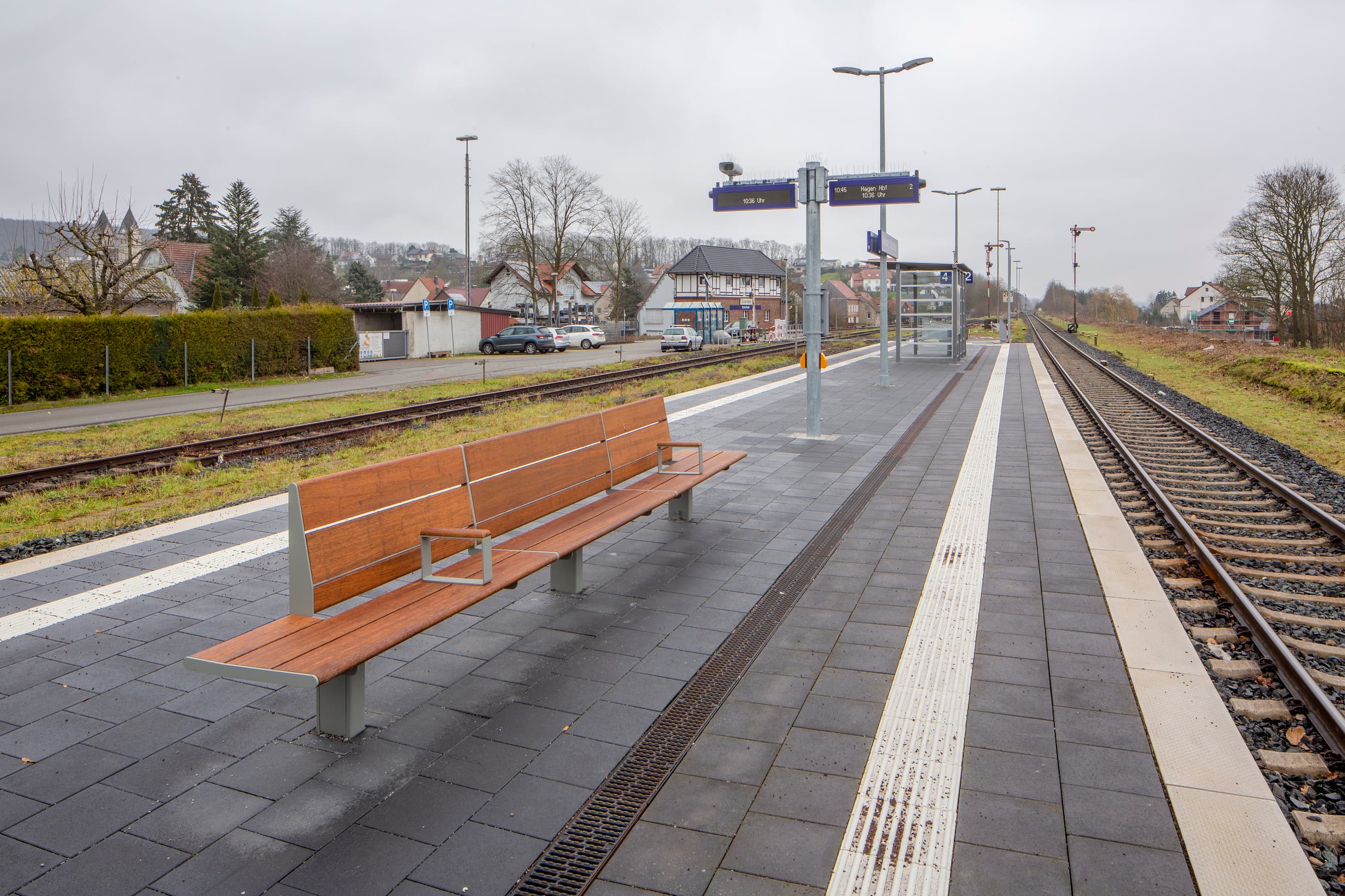 Bank auf dem Bahnsteig.