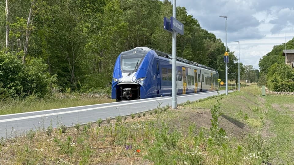 Ein Zug fährt in den Bahnhof ein.