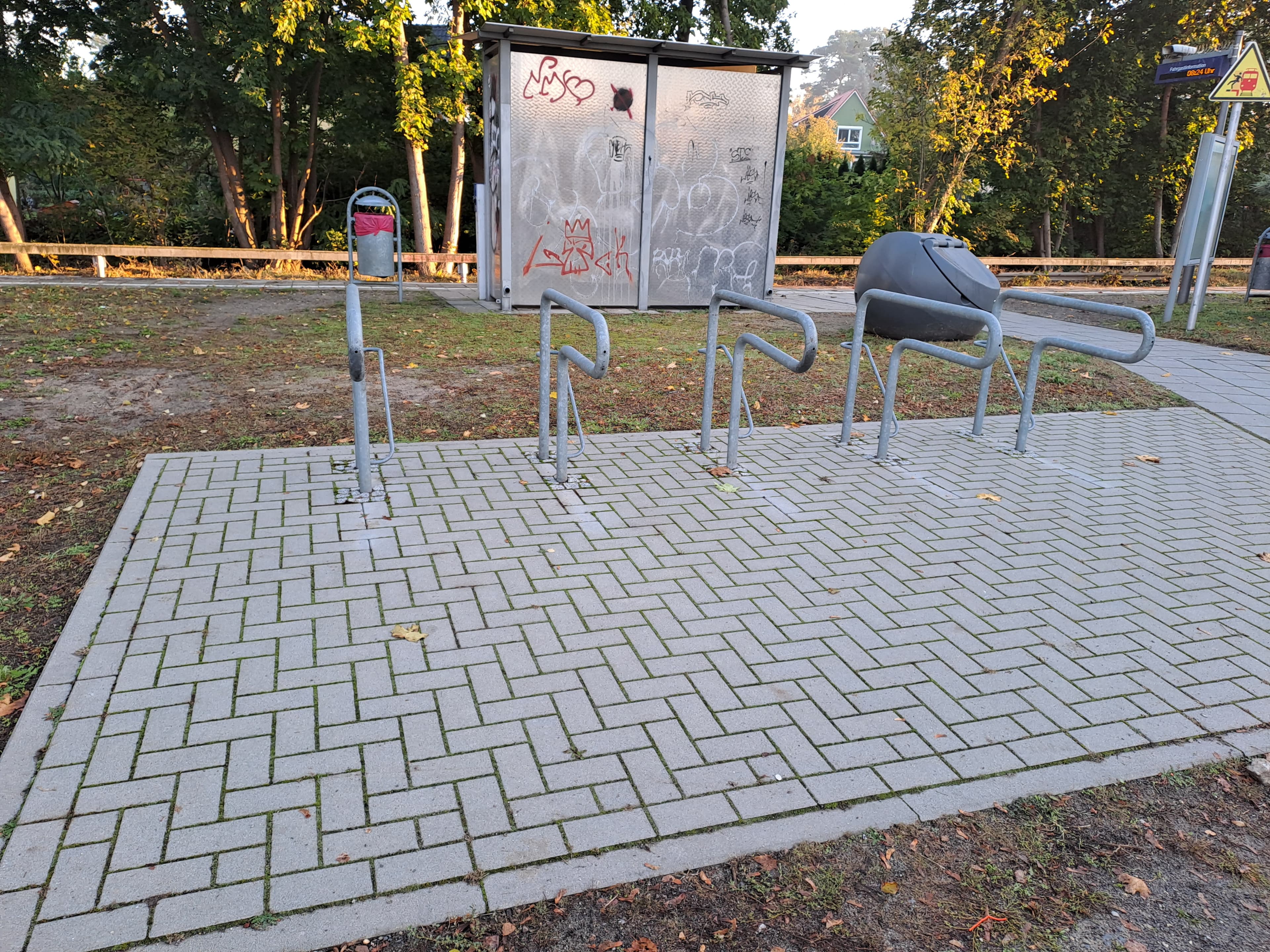 Fahrradstellplätze auf dem Bahnhofsvorplatz.