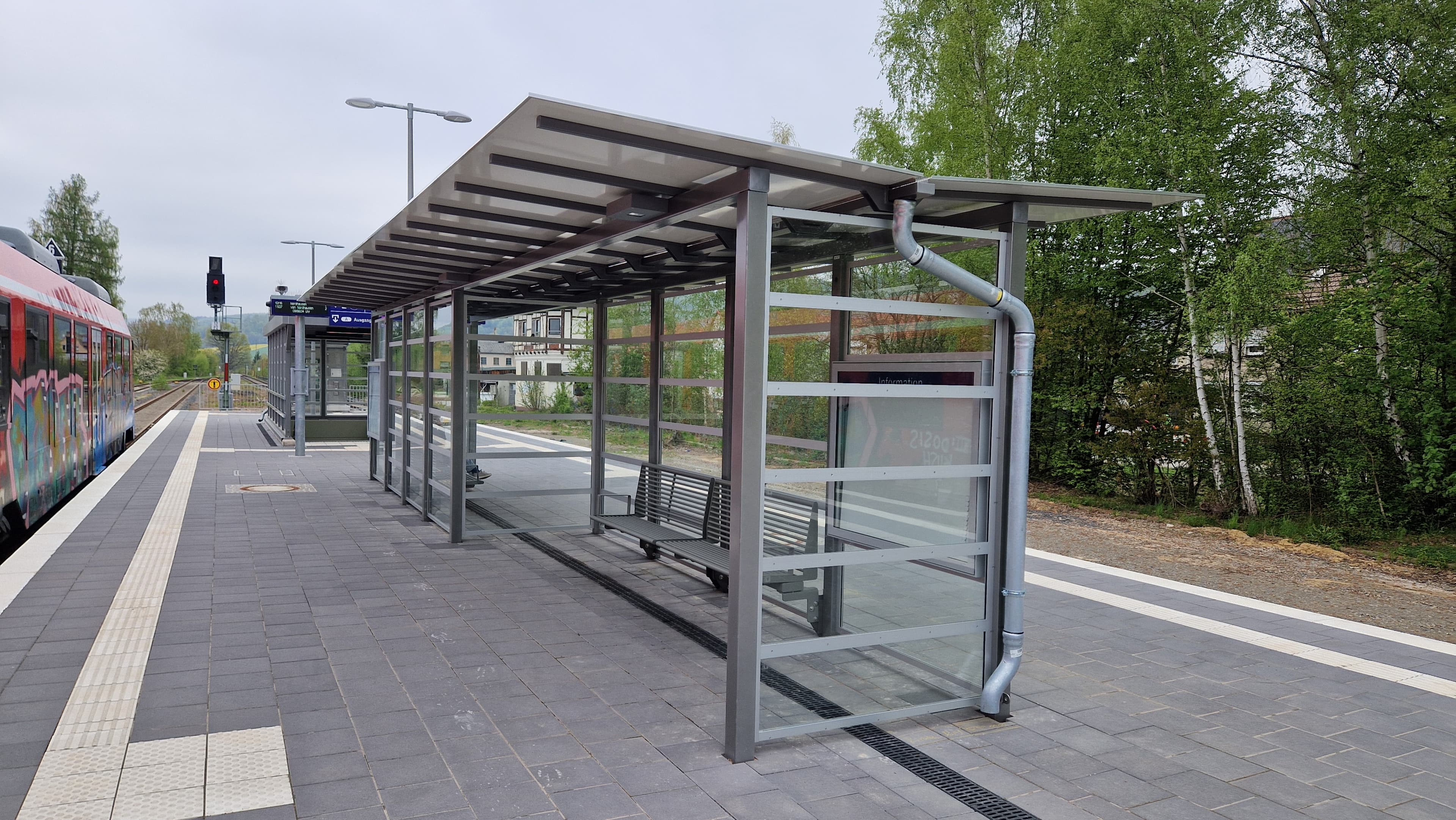 Der neue Bahnsteig mit Wetterschutzhäuschen.