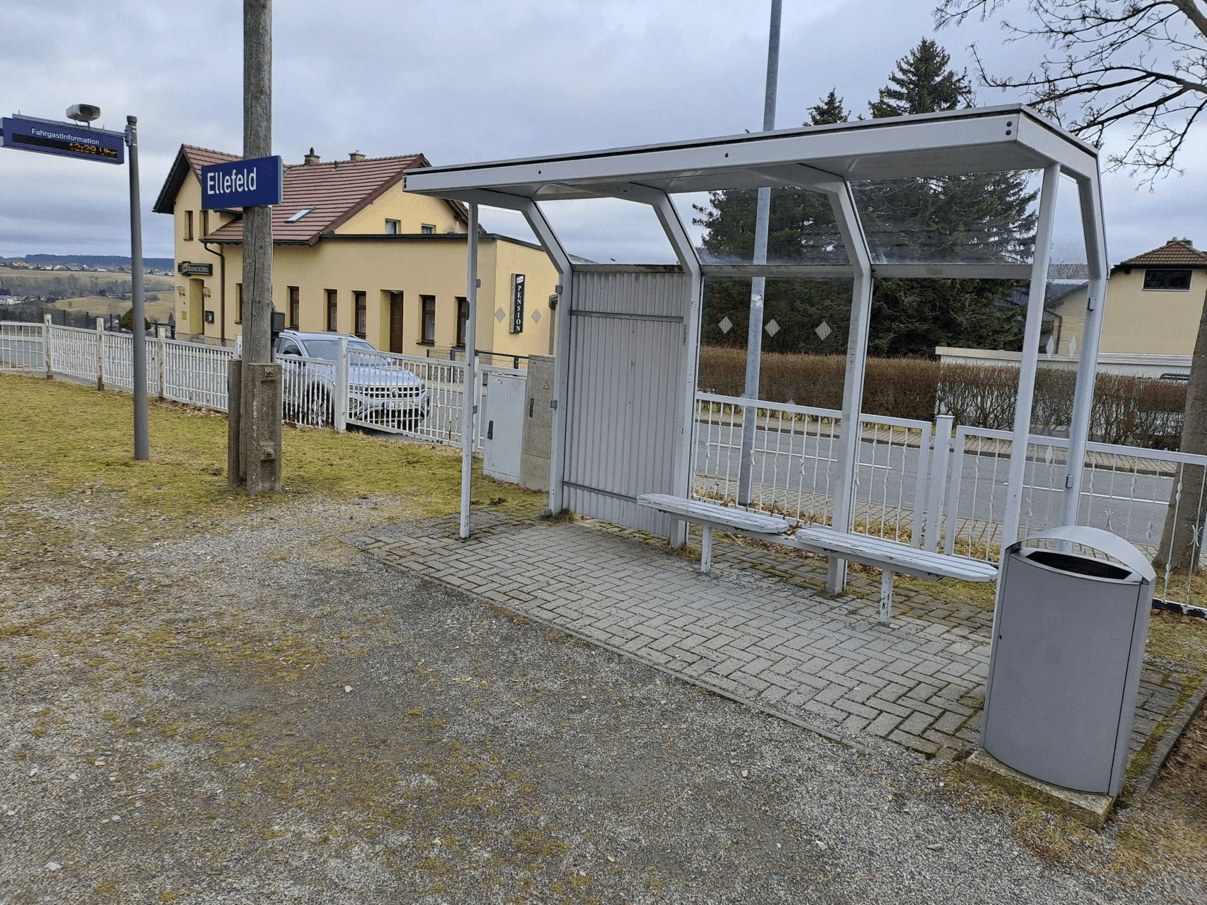 Blick auf ein Wetterschutzhäuschen.