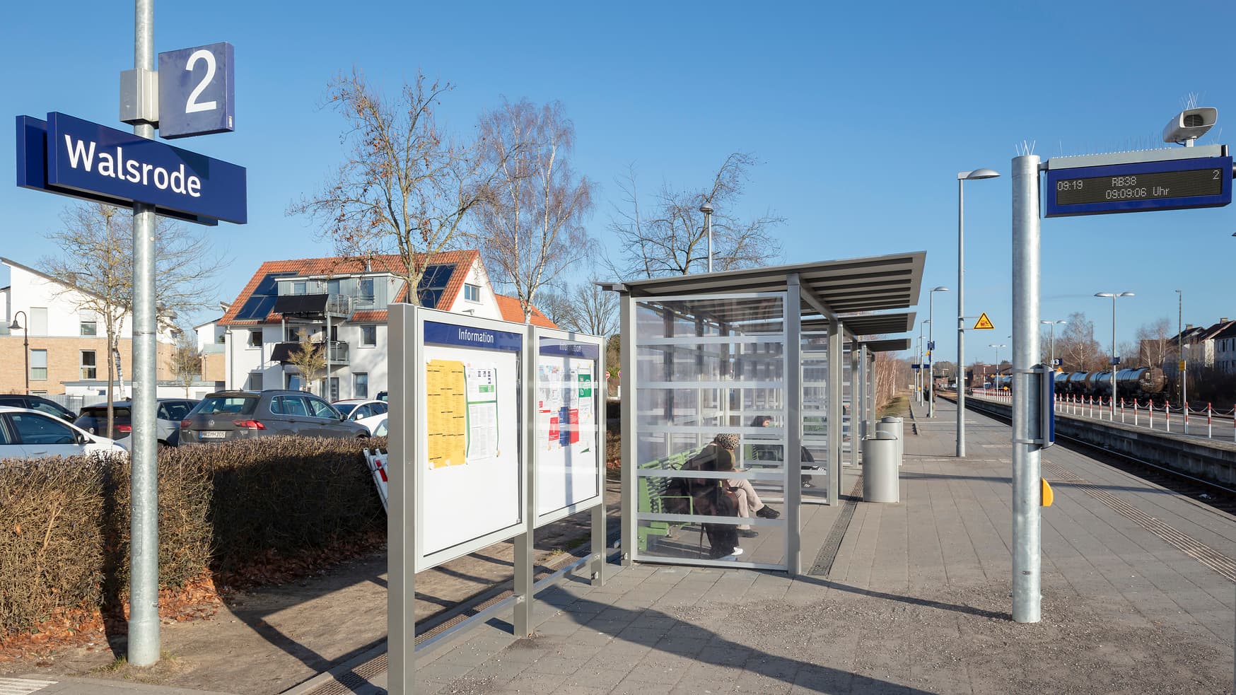 Das Wetterschutzhäuschen auf dem Bahnsteig. 