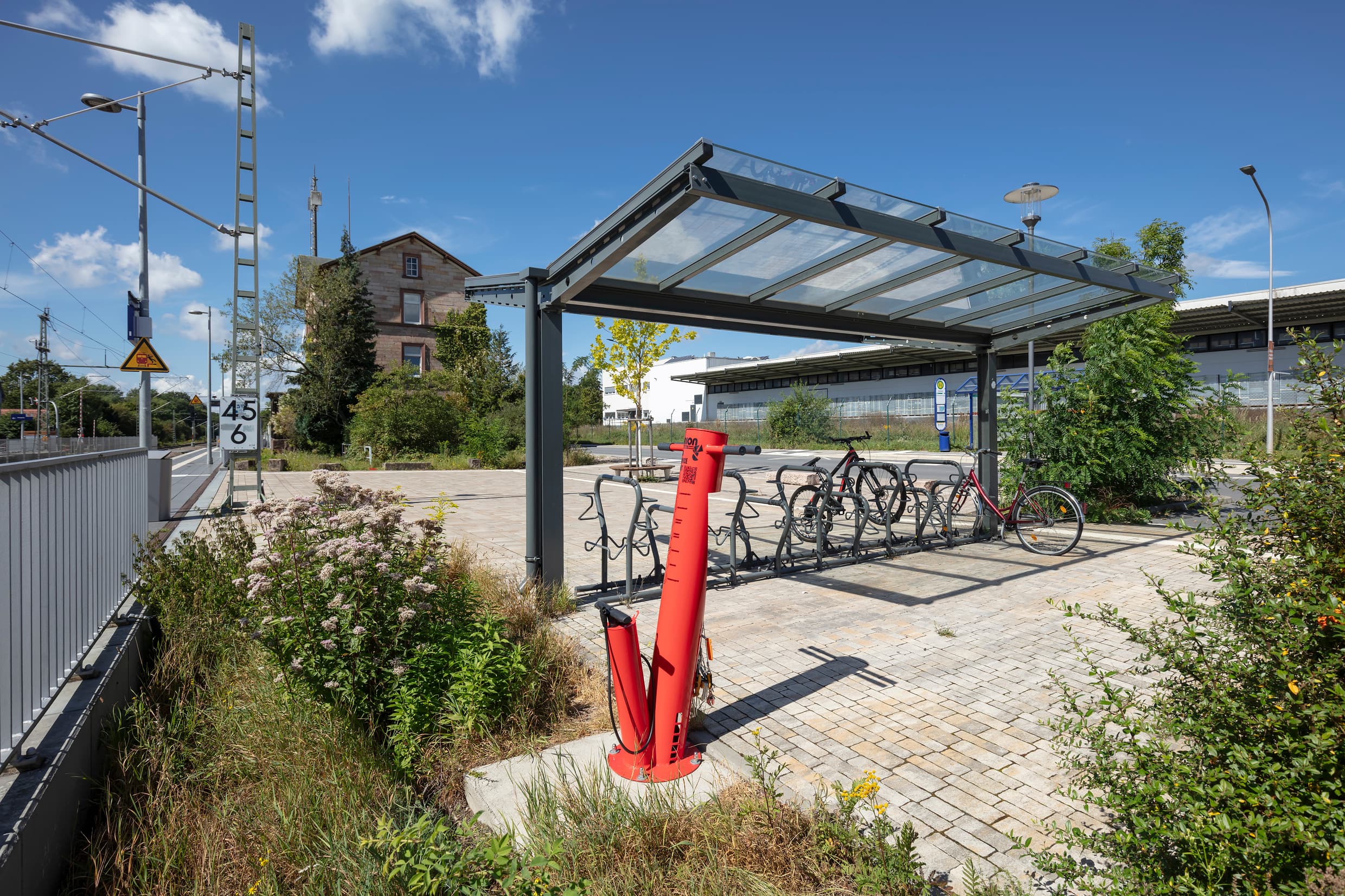 Fahrradreparatursäule am Bahnhof Messel mit integriertem Werkzeug zur schnellen Reparatur von Fahrrädern.