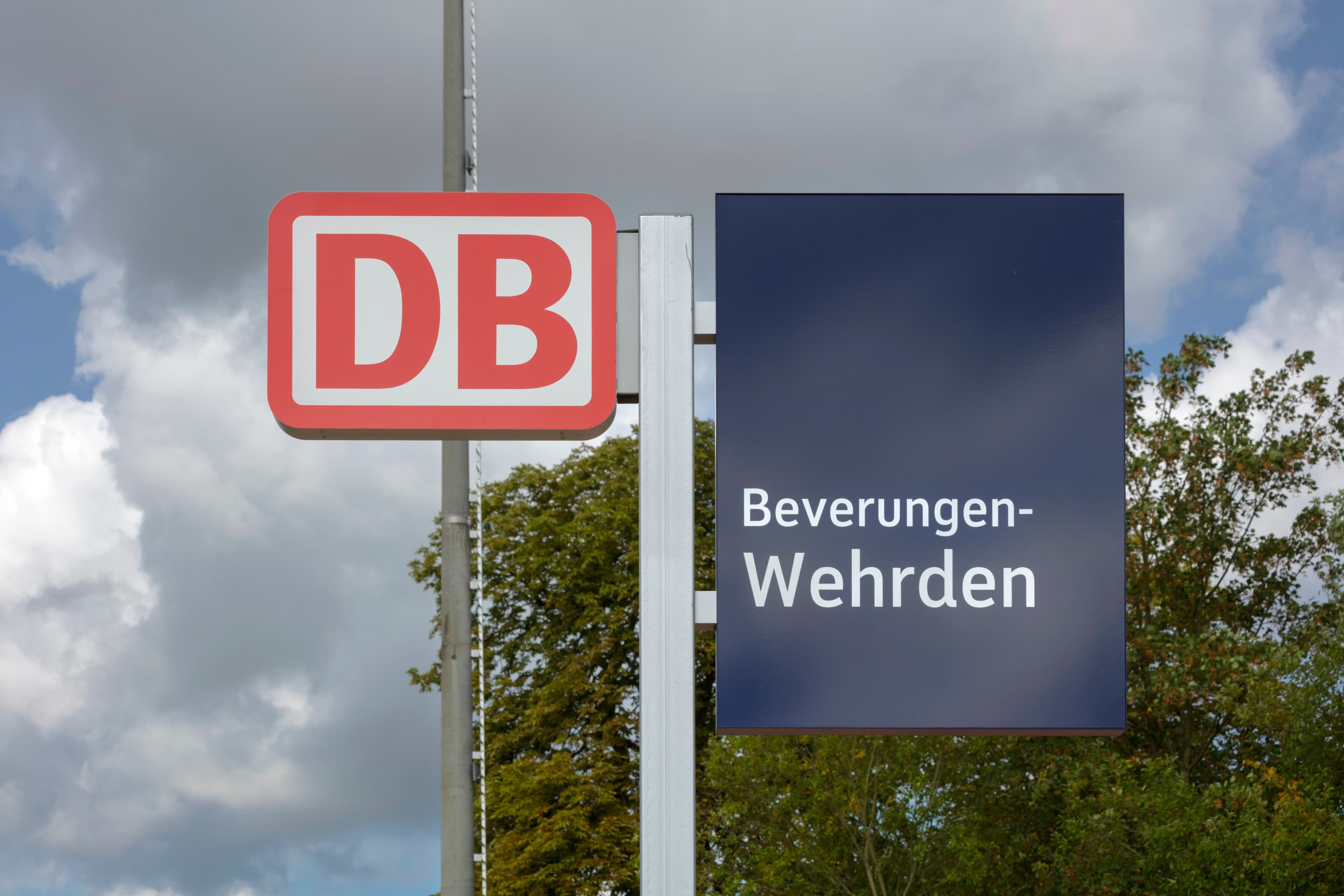 Neue Bahnhofsfahne mit dem DB-Logo.