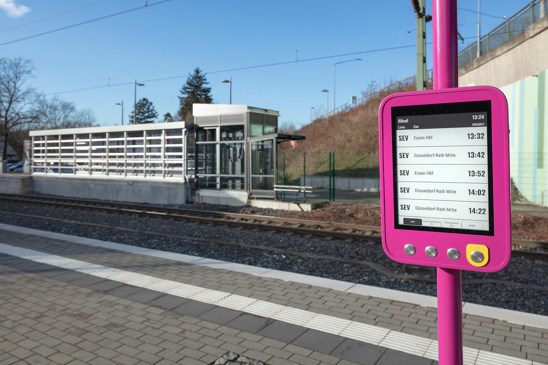 Digitale Anzeige für den Schienenersatzvekehr (SEV) und die neue Einhausung des Zugangs zur Personenunterführung (PU),