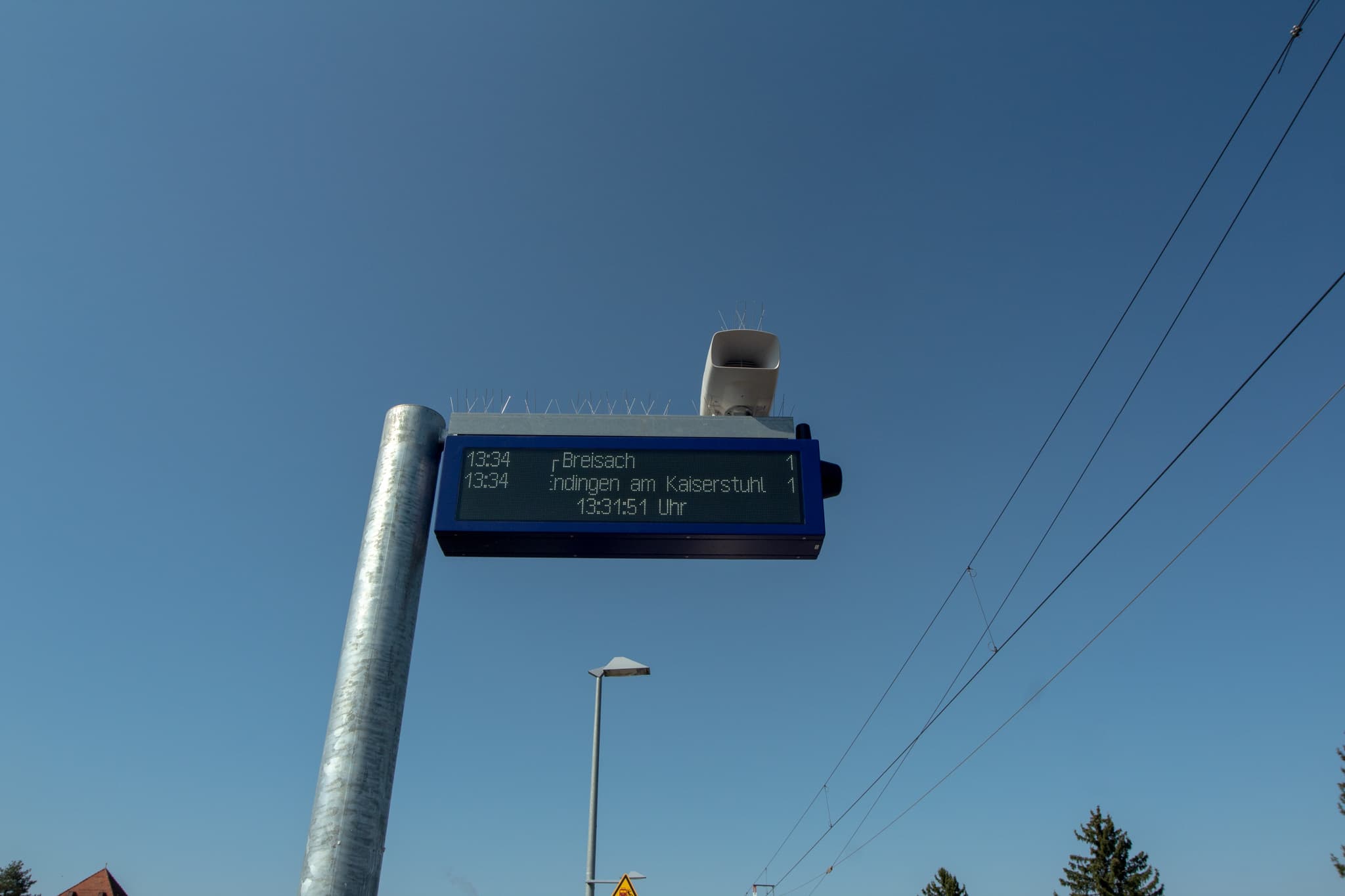Dynamischer Schriftanzeiger am Bahnsteig.