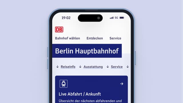 Smartphone mit der geöffneten Bahnhofsseite Berlin Hauptbahnhof