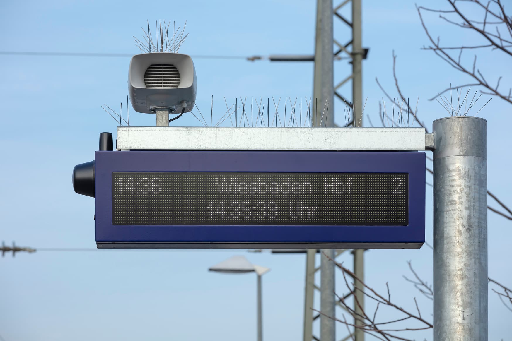 Detailaufnahme Dynamischer Schriftenanzeiger Plus mit Akustikmodul. Es wird der Zug nach Wiesbaden HBF angezeigt.