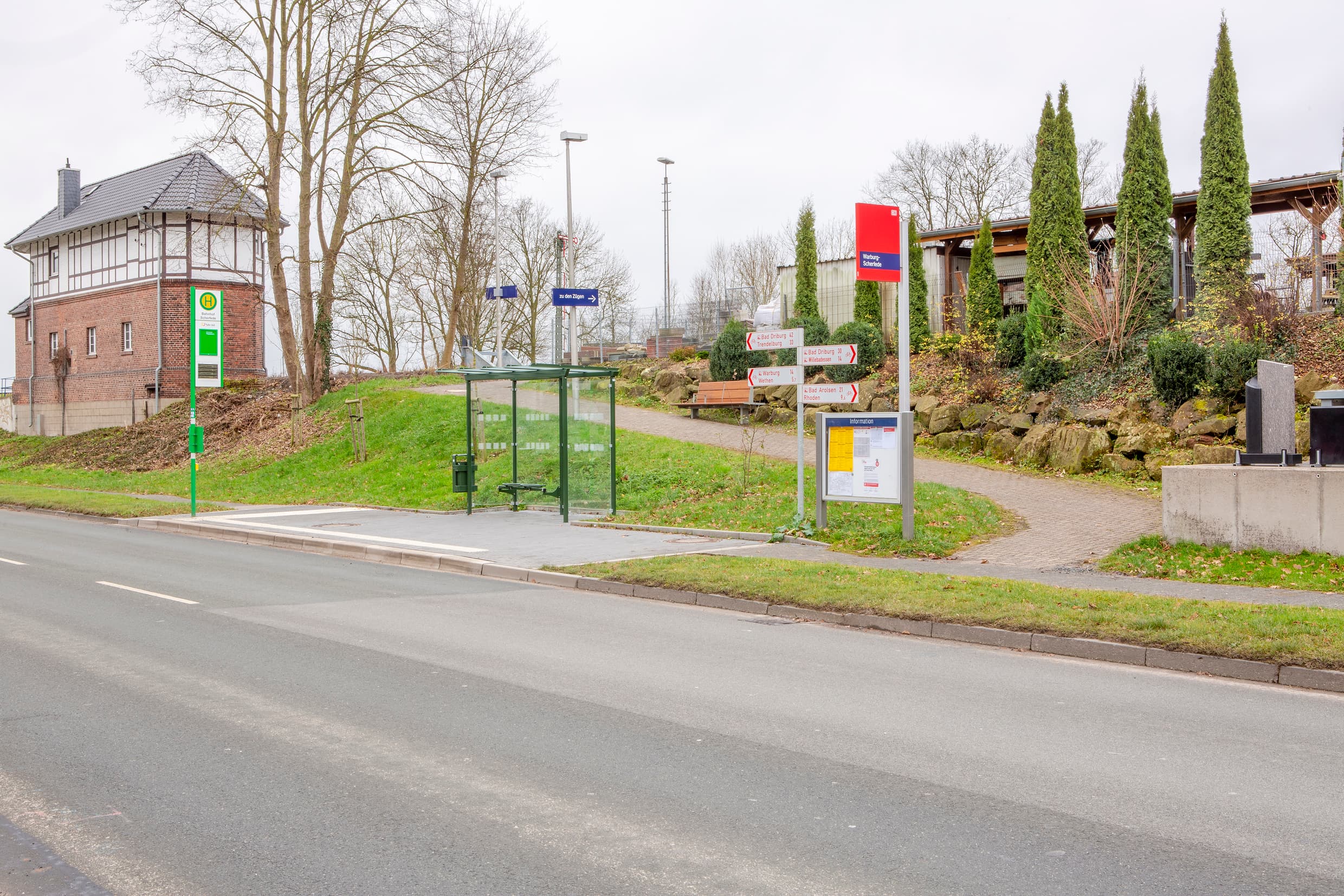 Der Zugangsbereich des Bahnhofs von der Bushaltestelle.