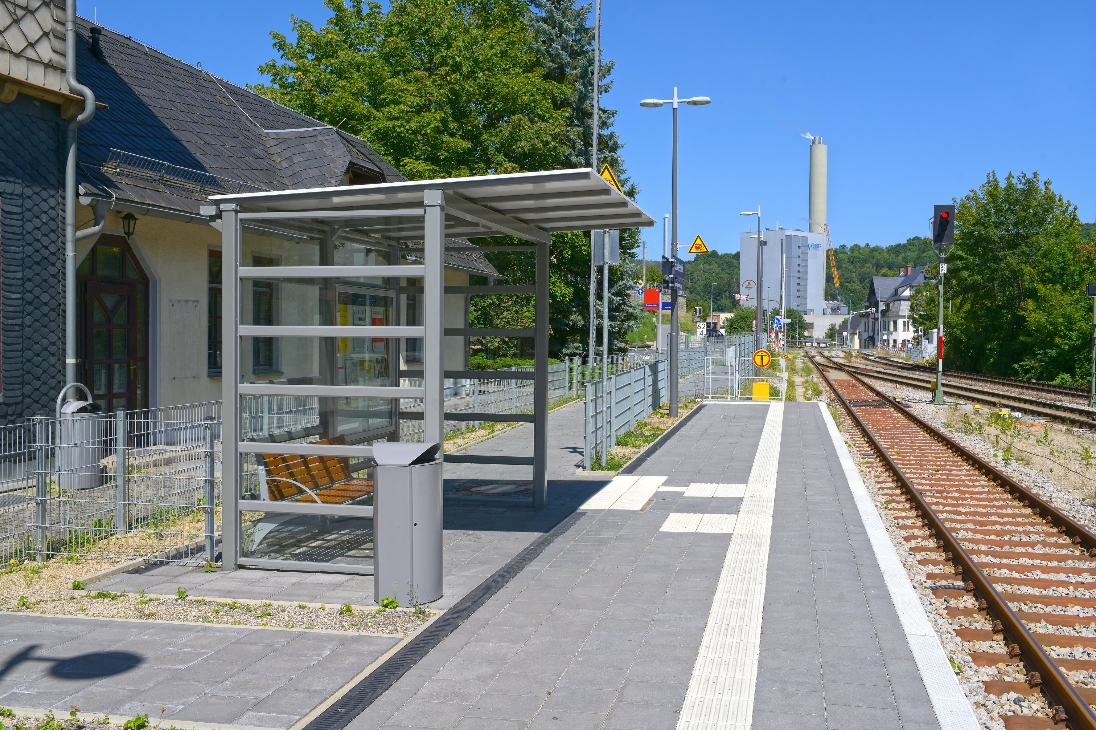 Das transparente Wetterschutzhaus steht am Zugang zur Verkehrsstation.