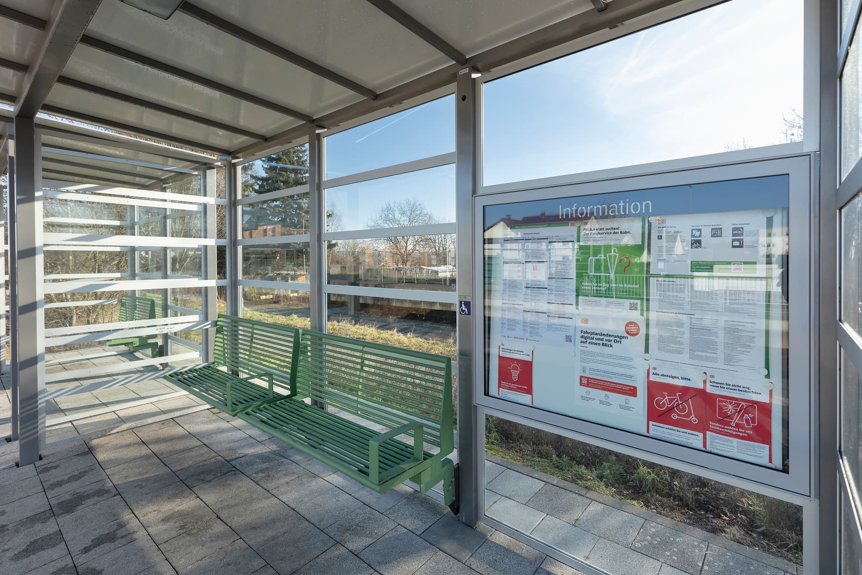 Blick auf das neue Wetterschutzhäuschen.