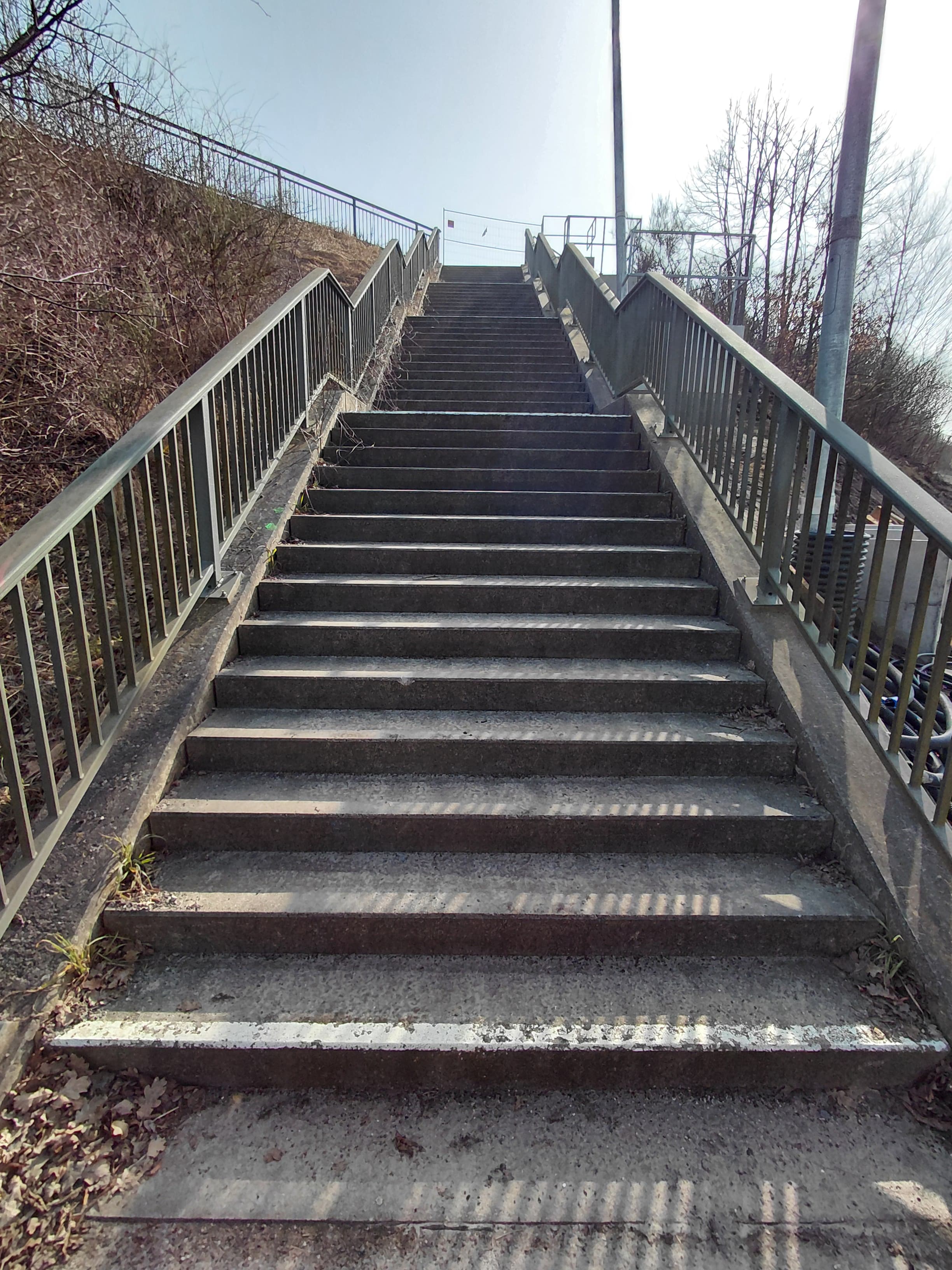 Blick auf die alte abgenutzte Treppe von unten.
