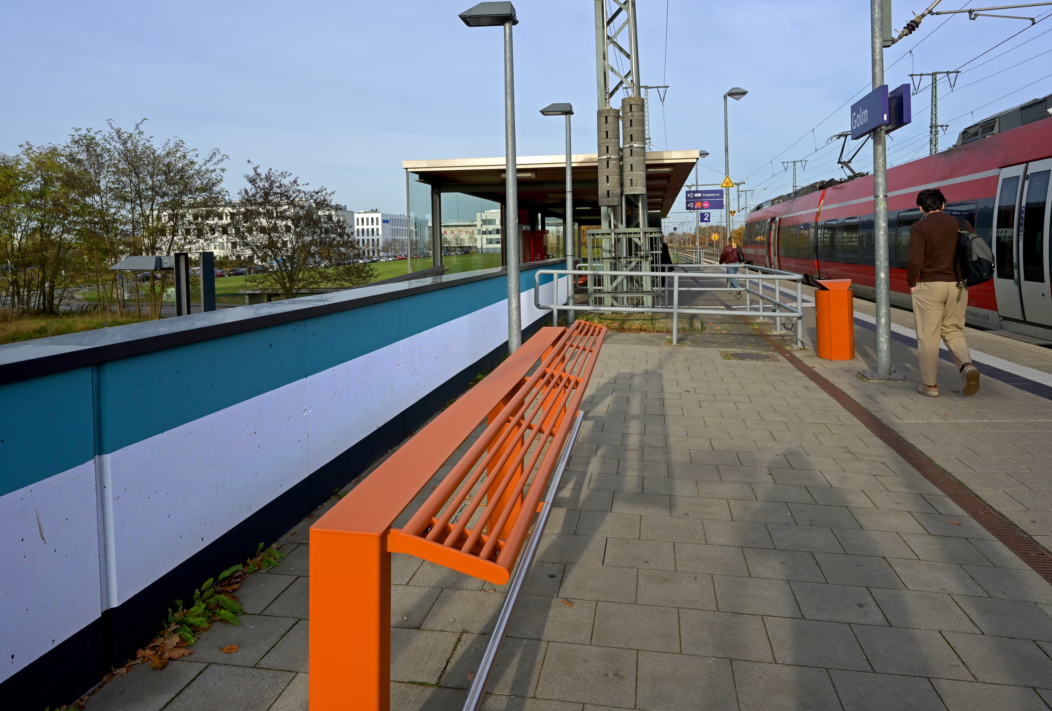 Blick über Bahnsteig 2 am Bahnhof Golm. Im Vordergrund ist eine der neuen Anlehn-Bänke zu sehen. 