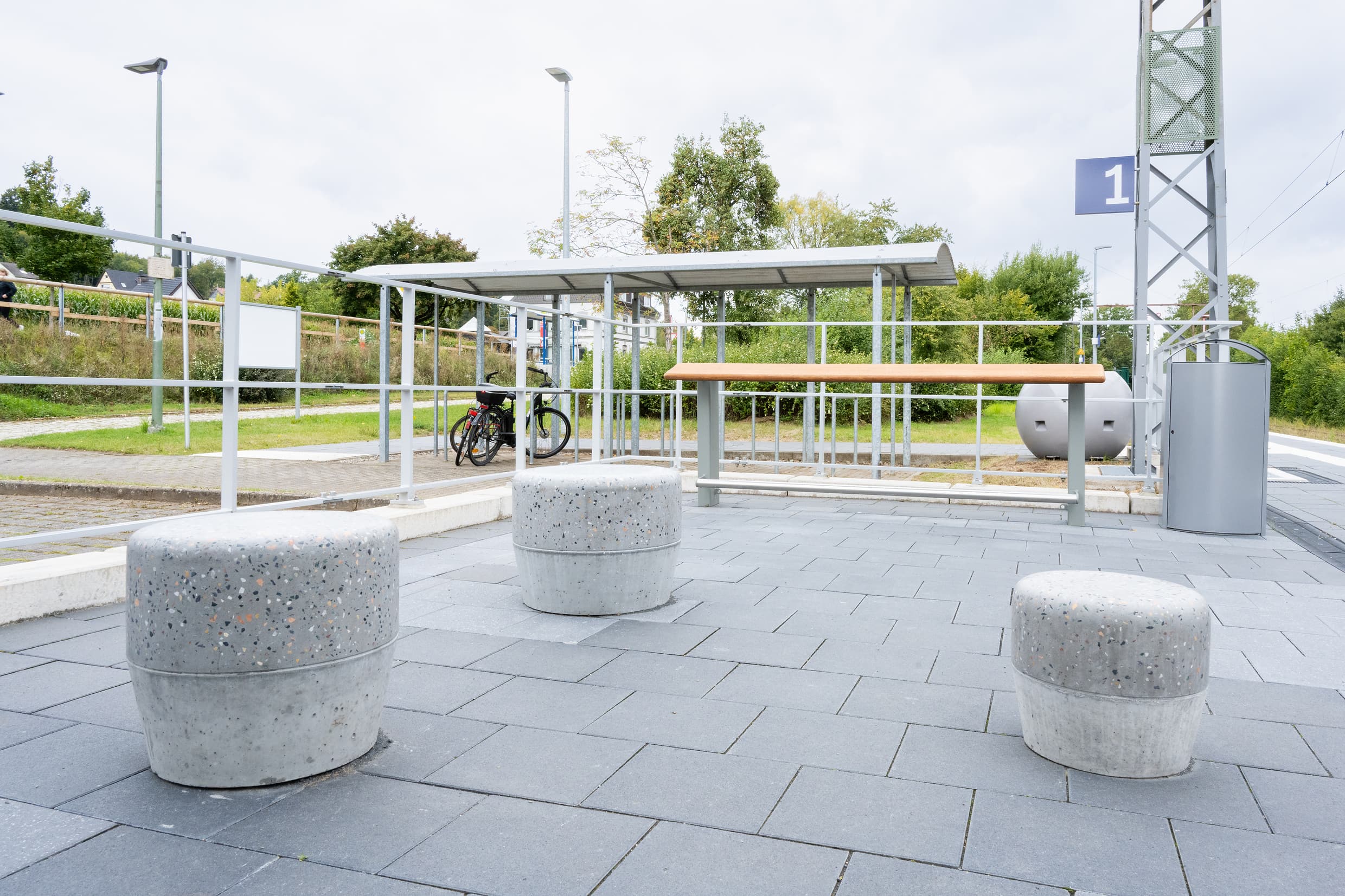 Zusätzliche Wartemöglichkeiten am Bahnhof.