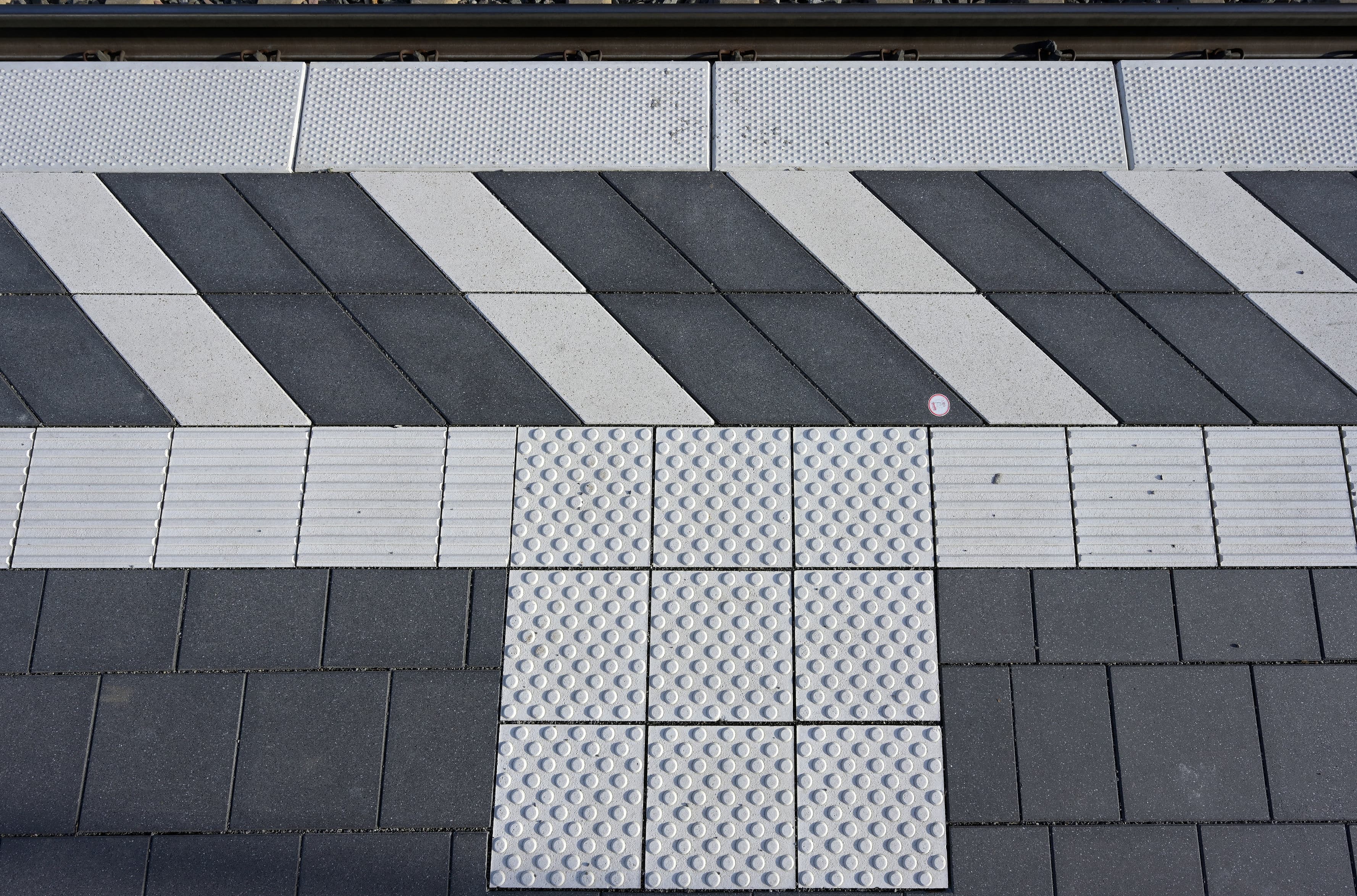 Detailaufnahme eines Taktile Leitsystems eines Bahnsteigs.