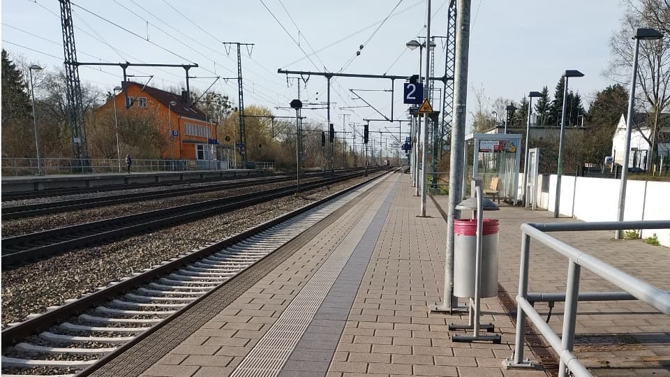 Bahnsteig zwei vor den ZKB-Maßnahmen.