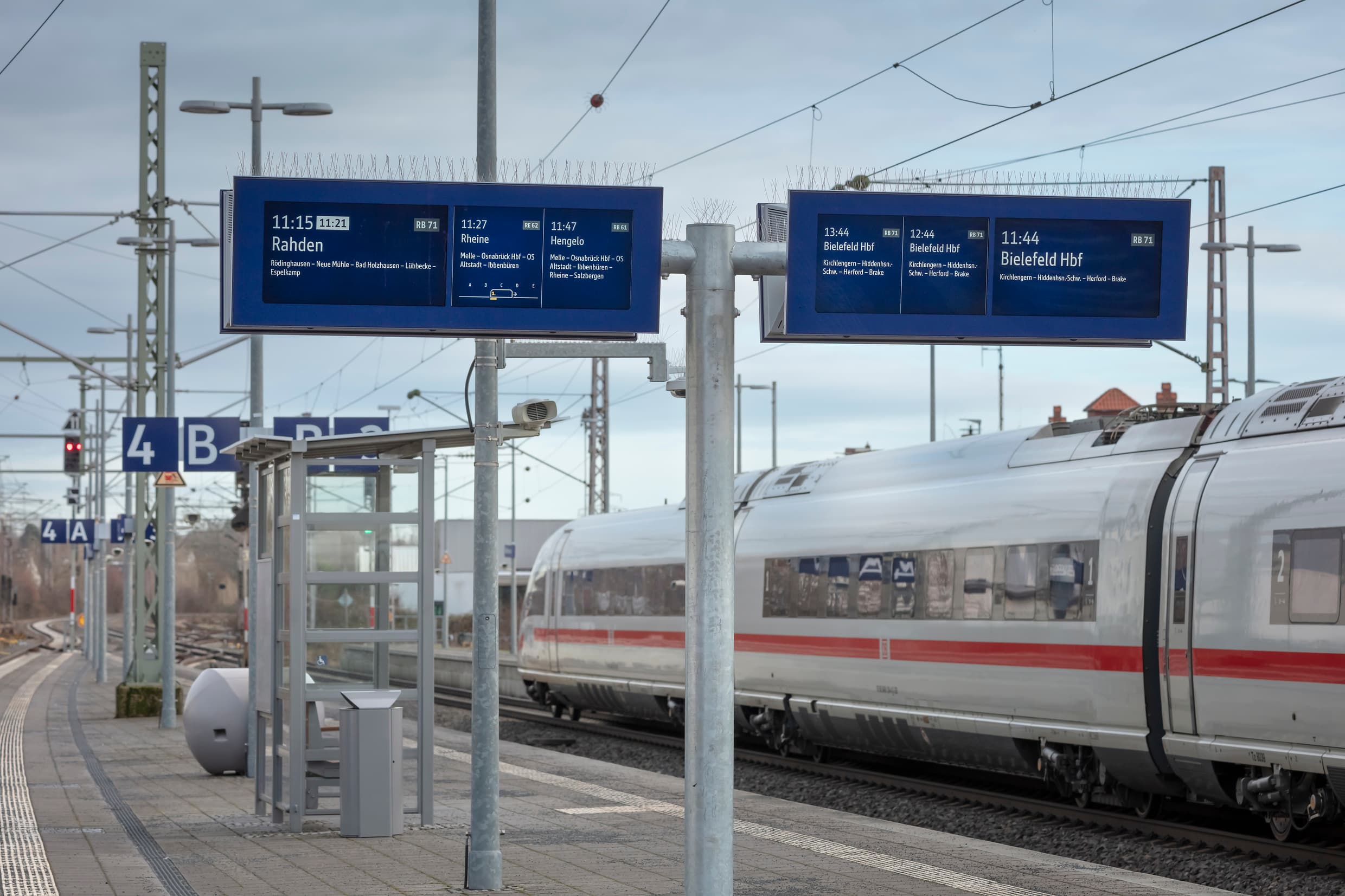 Neue Zuganzeiger auf dem Bahnsteig.
