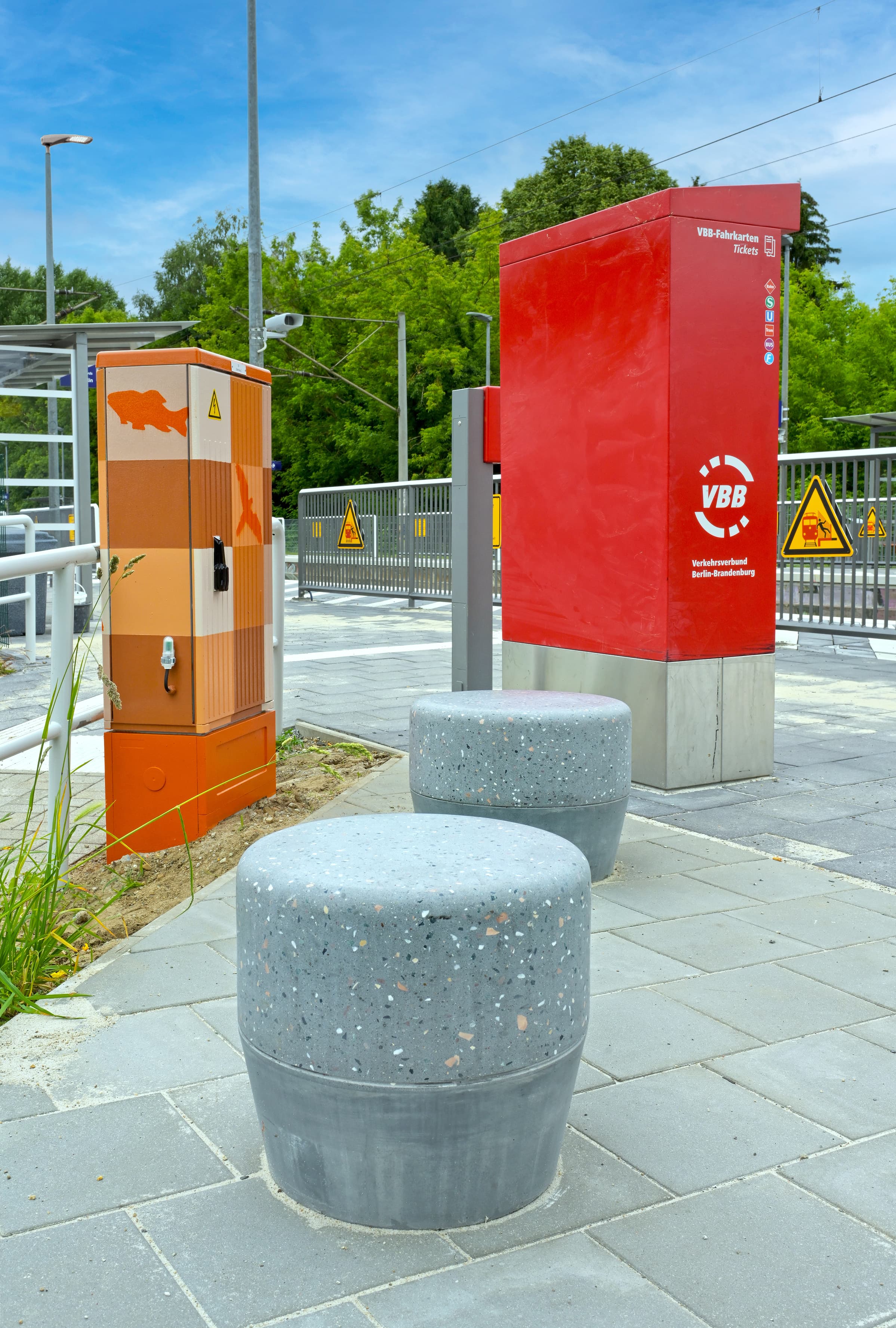 Blick auf die neuen Betonhocker.