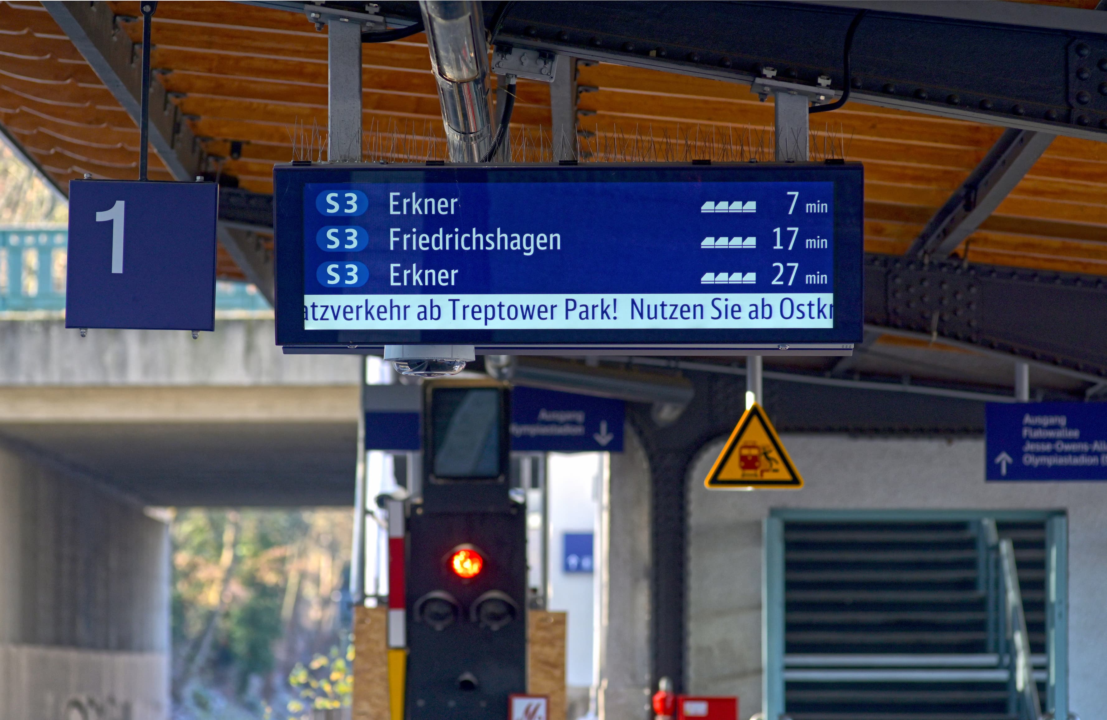 Blick auf die Reisendeninformation auf dem Bahnsteig