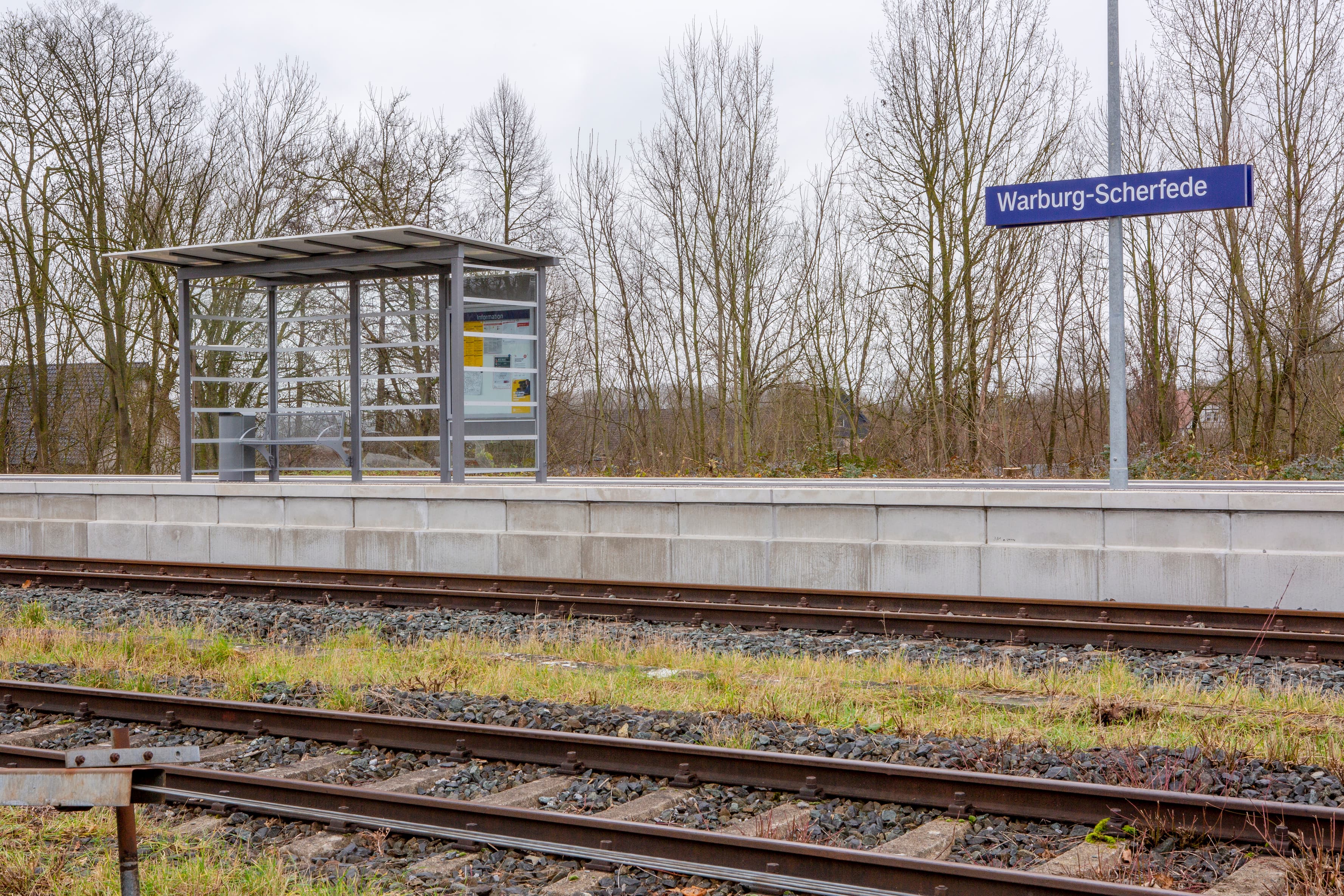 Der Blick auf den Bahnsteig des Bahnhofs Scherfede.