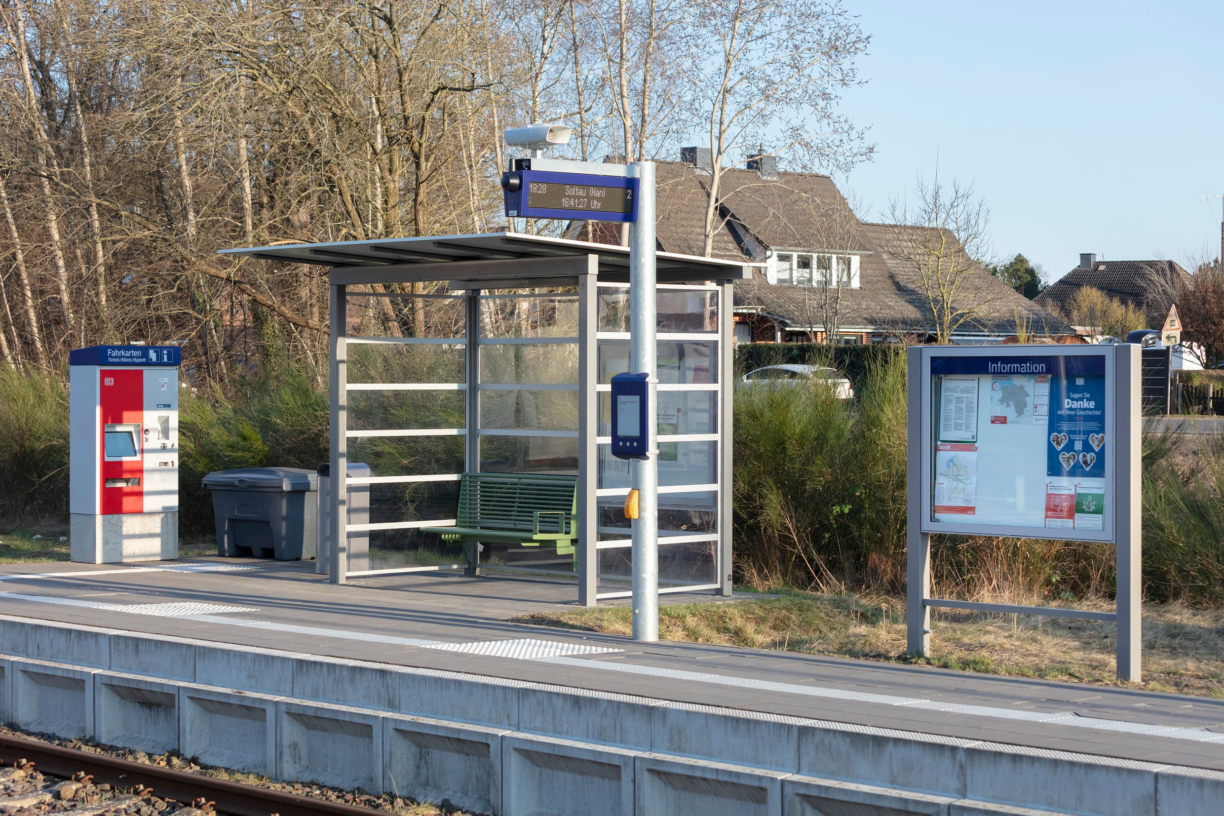 Bahnsteig mit Wetterschutzhaus und zweizeiligen Zugzielanzeiger sowie DAB.