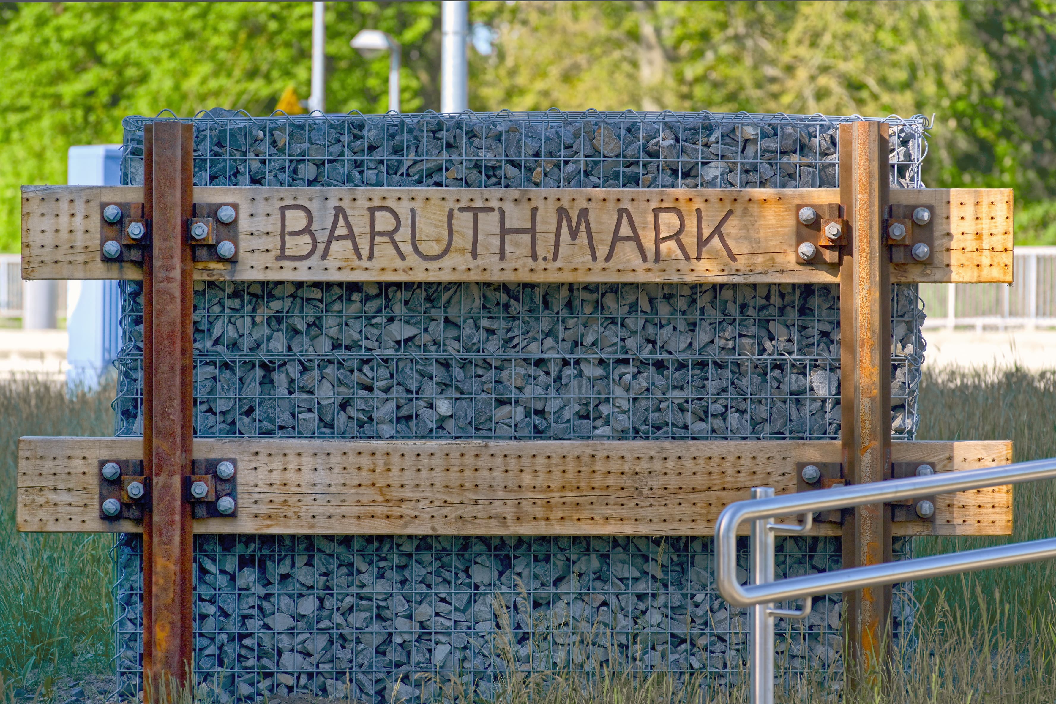 Ein Bienenhotel neben der Zuwegung zum Bahnhof.