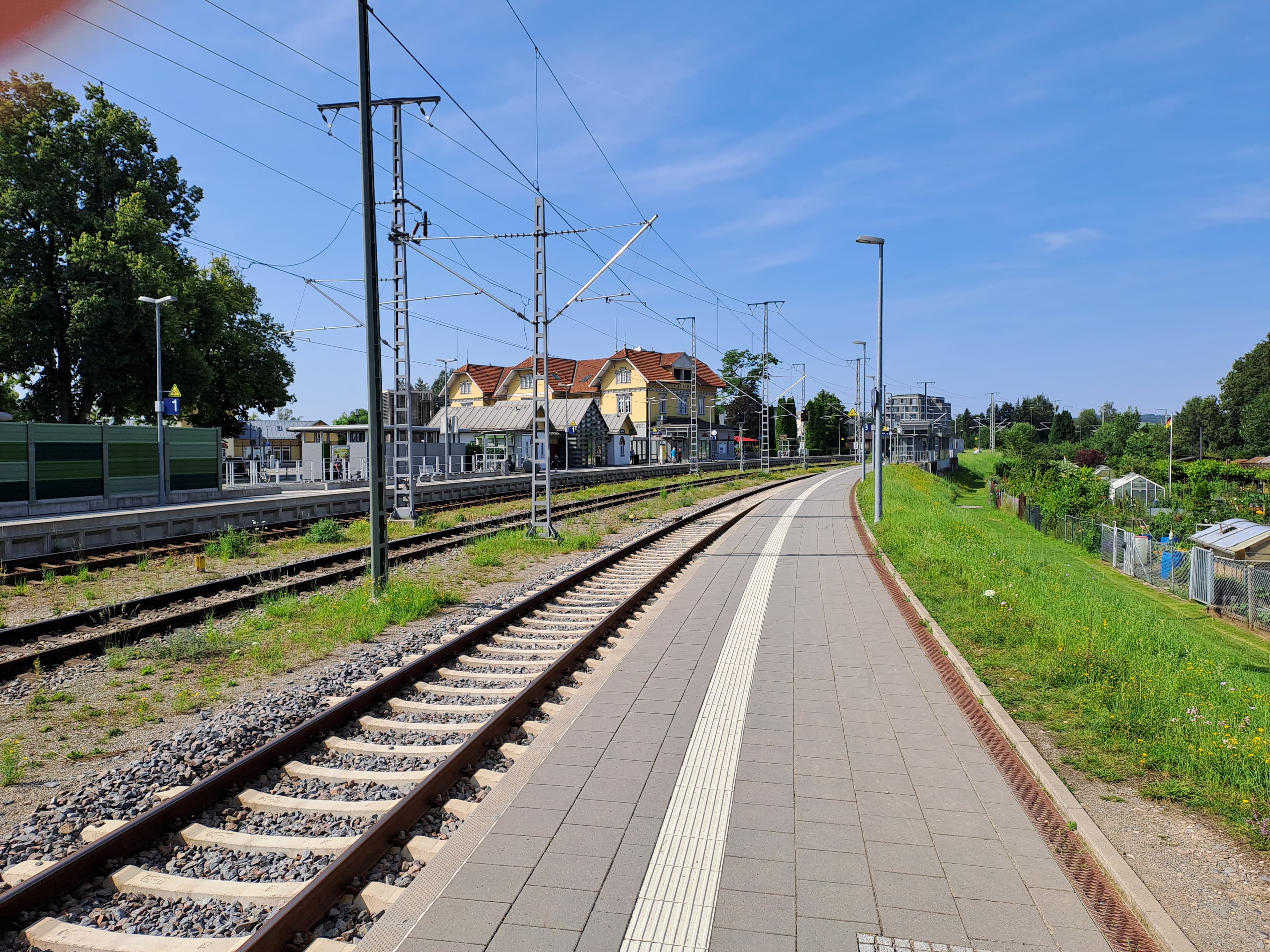 Verbreiterter und neu gepflasterter Bahnsteig. 