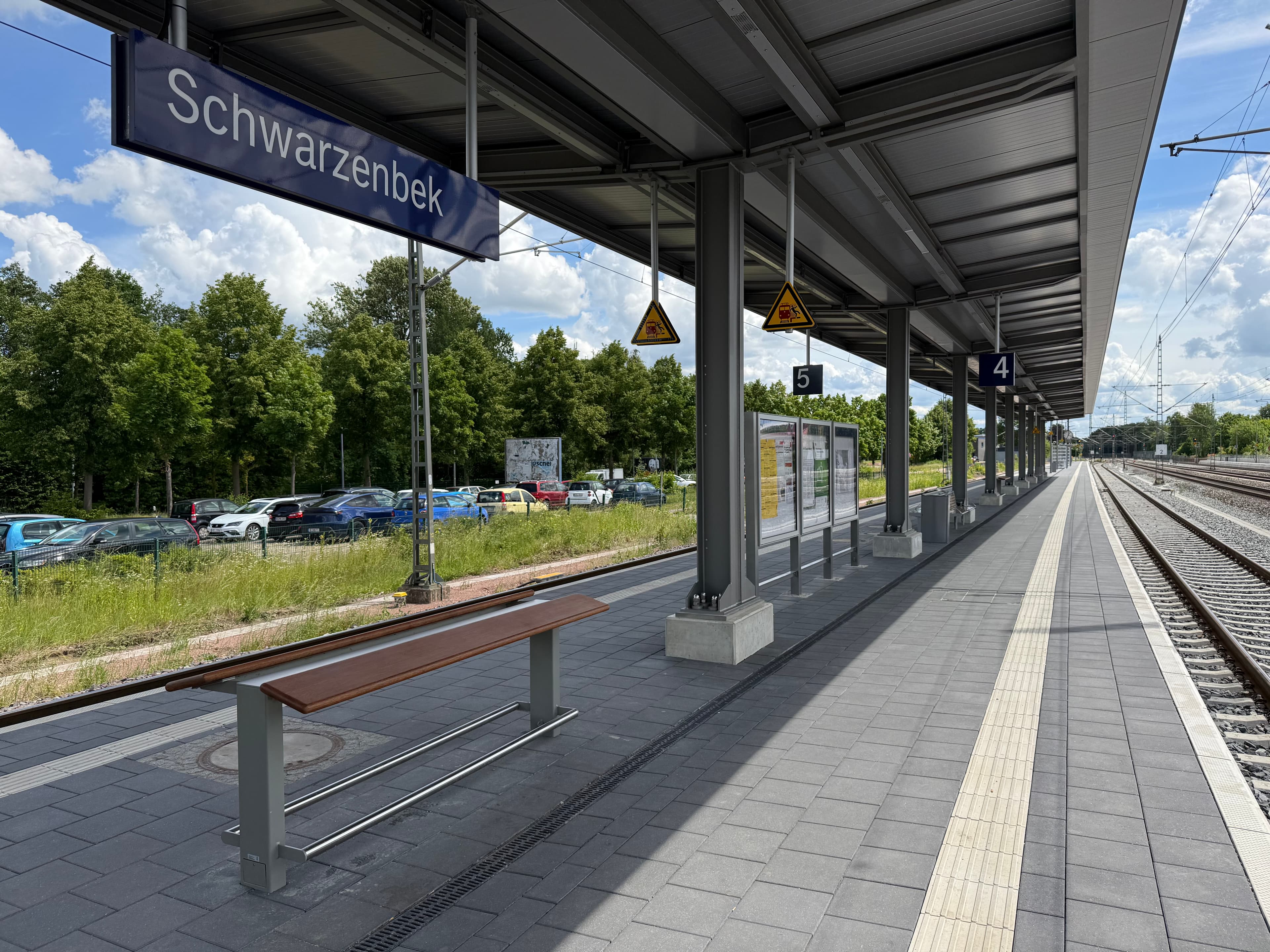 Der sanierte Bahnsteig mit einem Anlehner.