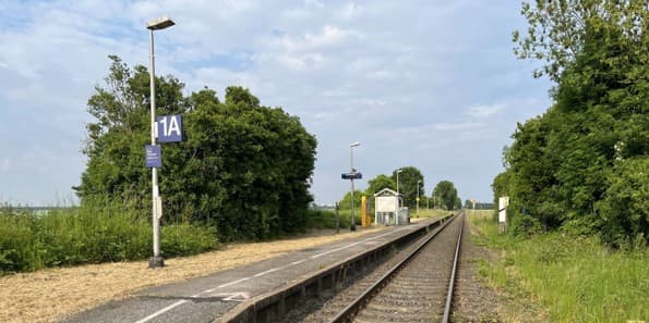 Die Länge des Bahnsteigs mit dem veralteten Wetterschutzhaus.