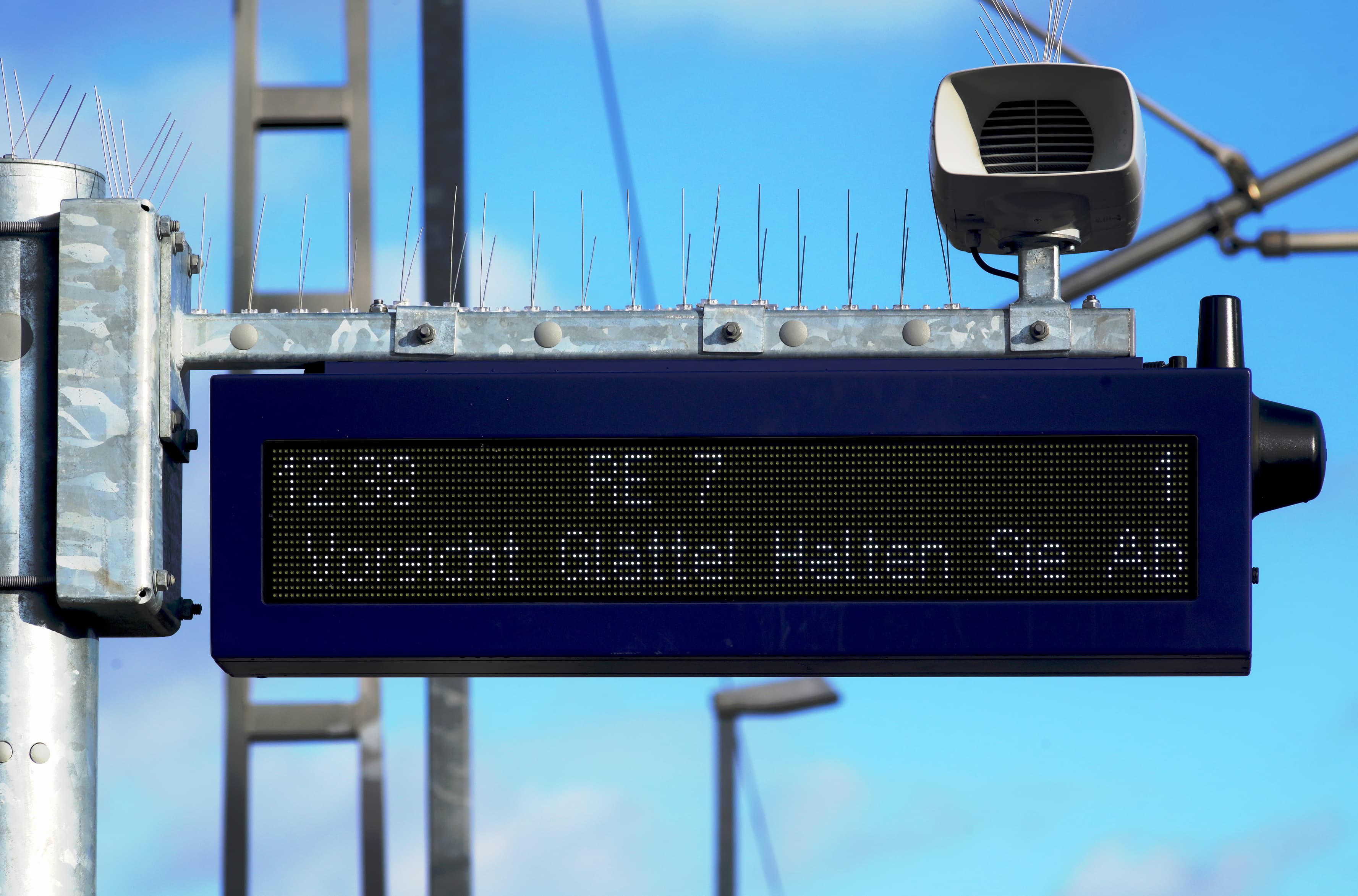 Ein blau umrahmter Zugmonitor zeigt eine Glättewarnung an.