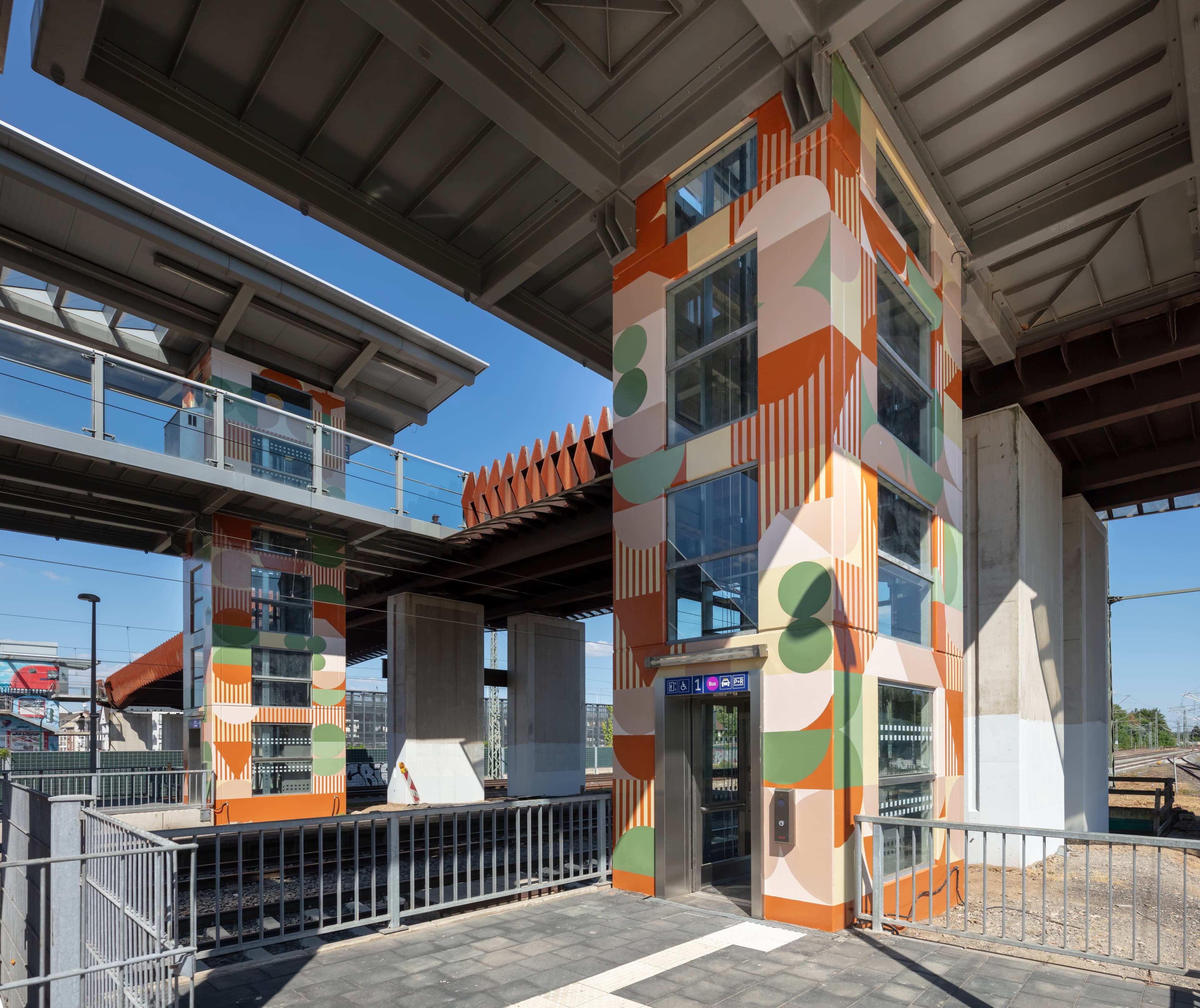 Zugangsbereich des Bahnhofs mit Aufzügen, Gestaltung der Aufzugstürme und neuer Beschilderung am Bahnhof Opladen. 