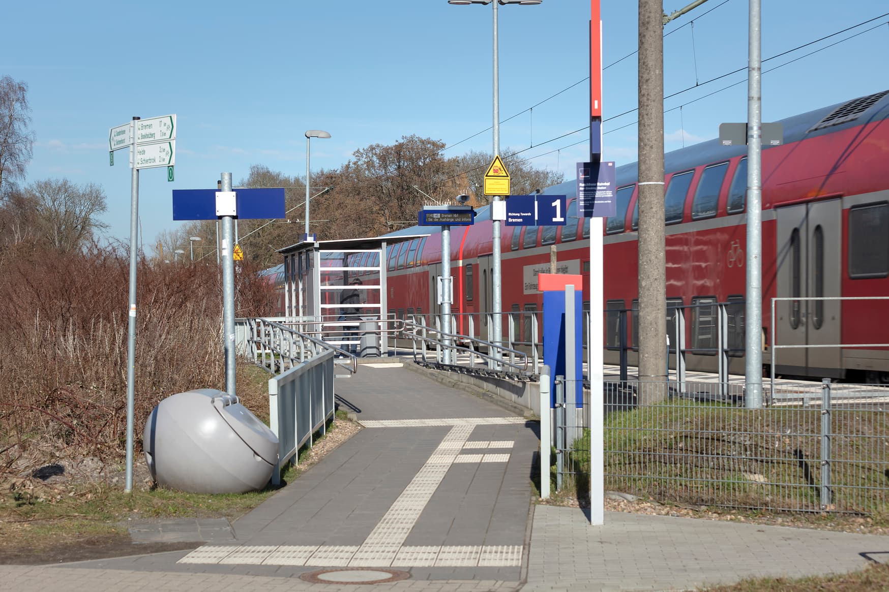 Optimierte Zuwegung, im Hintergrund das Wetterschutzhaus.