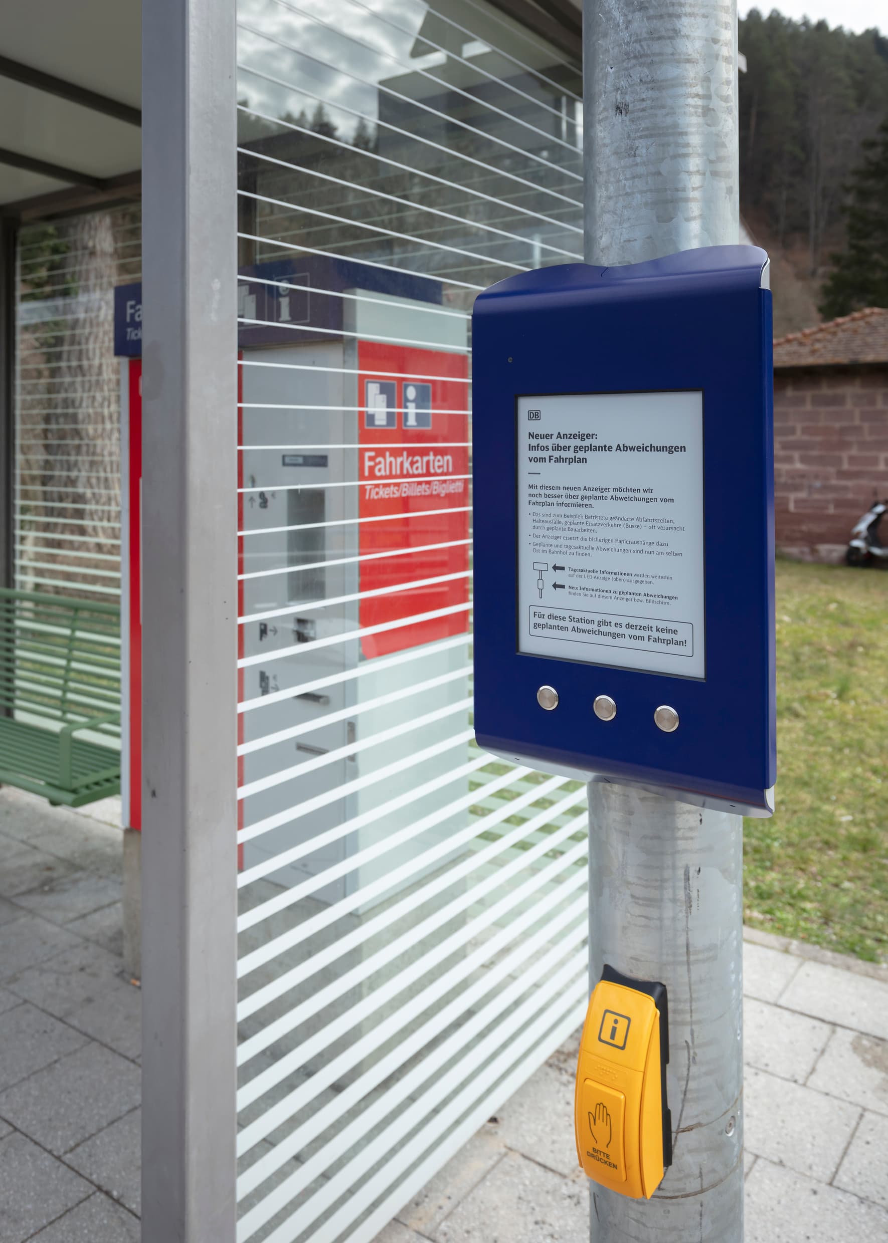 Blick auf den Digitalen Aushang Baukommunikation (DAB) am neuen Dynamischen Schriften Anzeiger (DSA+) am Bahnhof Hirsau nach der Aufwertung im Rahmen des Konzepts Zukunftsbahnhof (ZKB) durch verschiedene bauliche und gestalterische Maßnahmen.