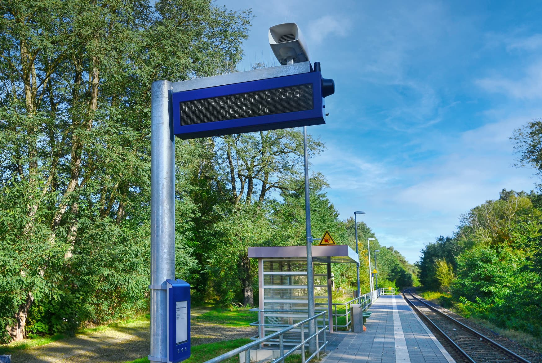 Reisendeninformation am Bahnsteig.