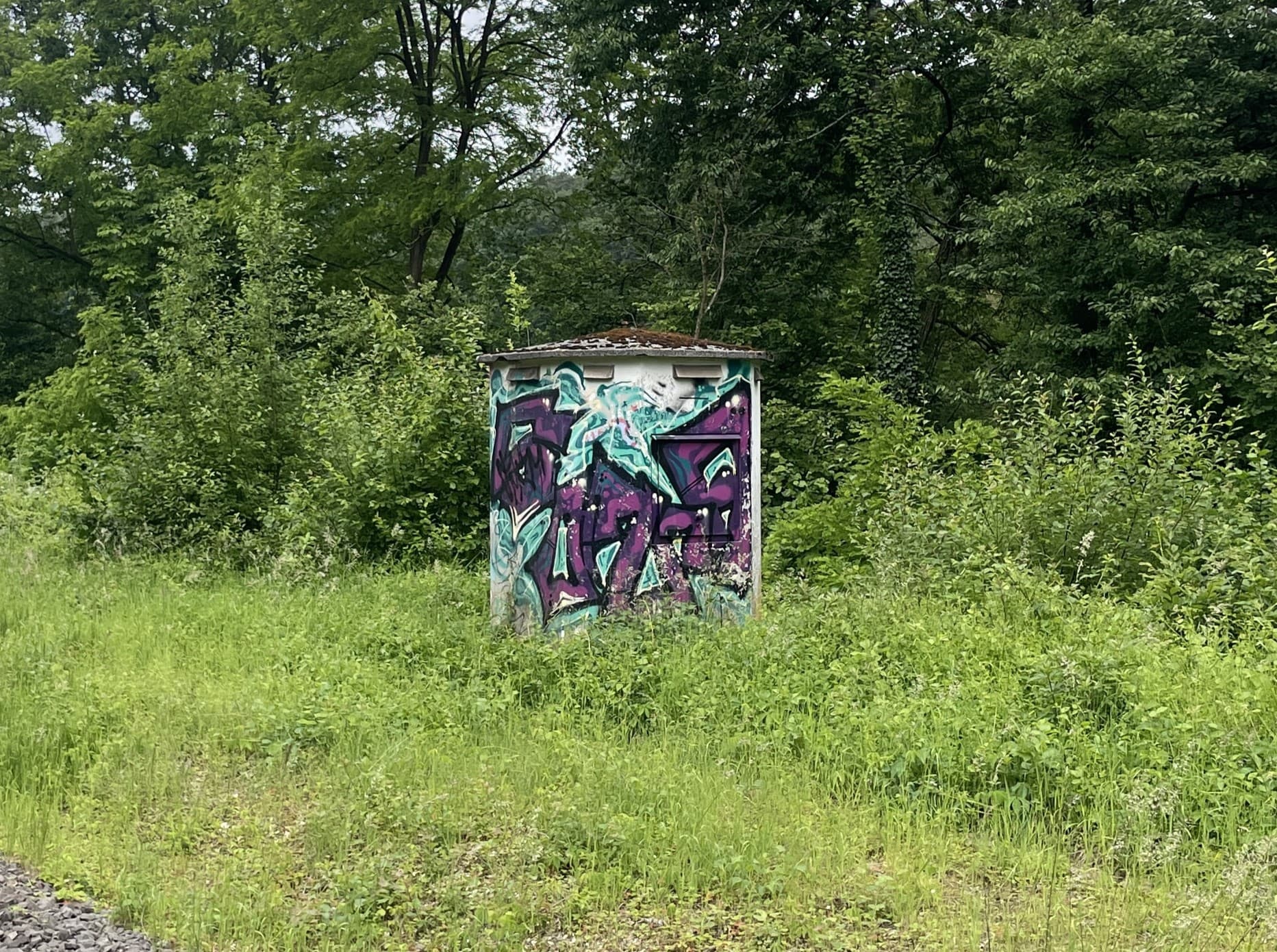 Der Technikraum am Bahnhof Honrath vor der Neugestaltung.