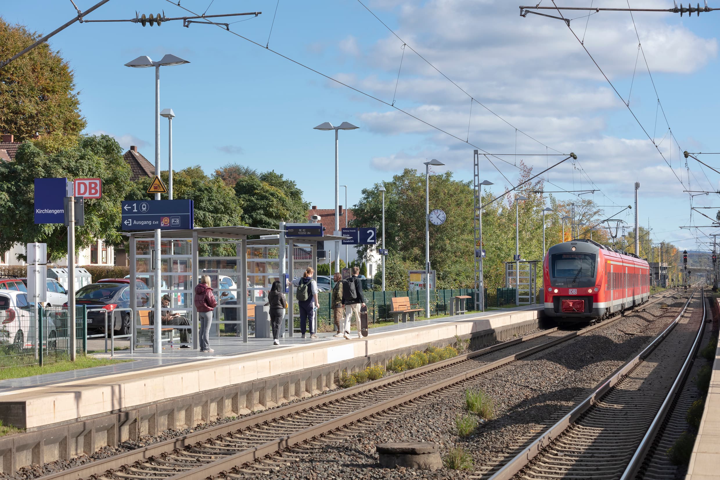 Der modernisierte Bahnsteig mit neuem Wetterschutz, Sitzgelegenheiten, Reisendeninformation und Wegeleitung.