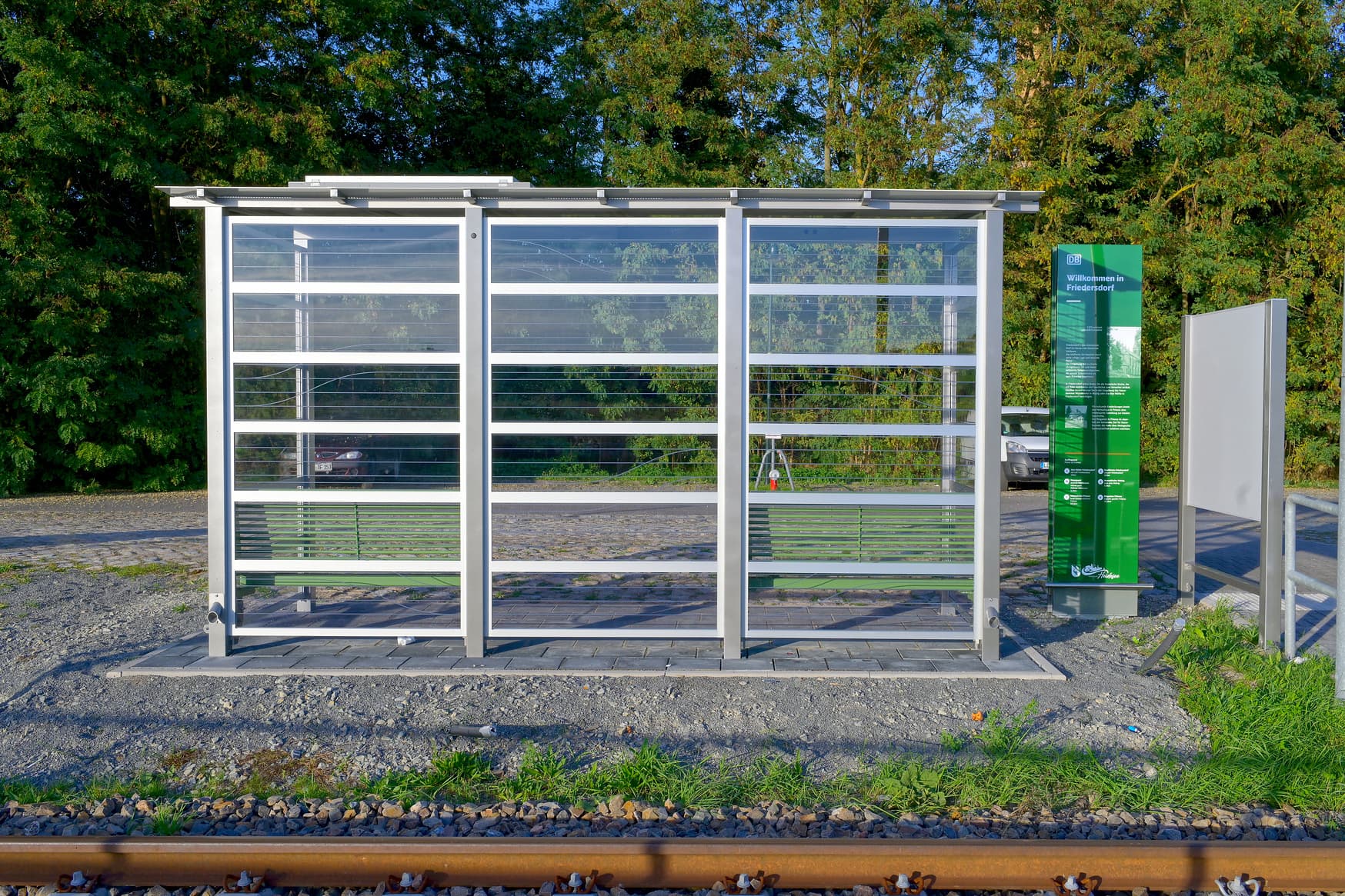 Die Rückseite des neuen Wetterschutzhäuschens.