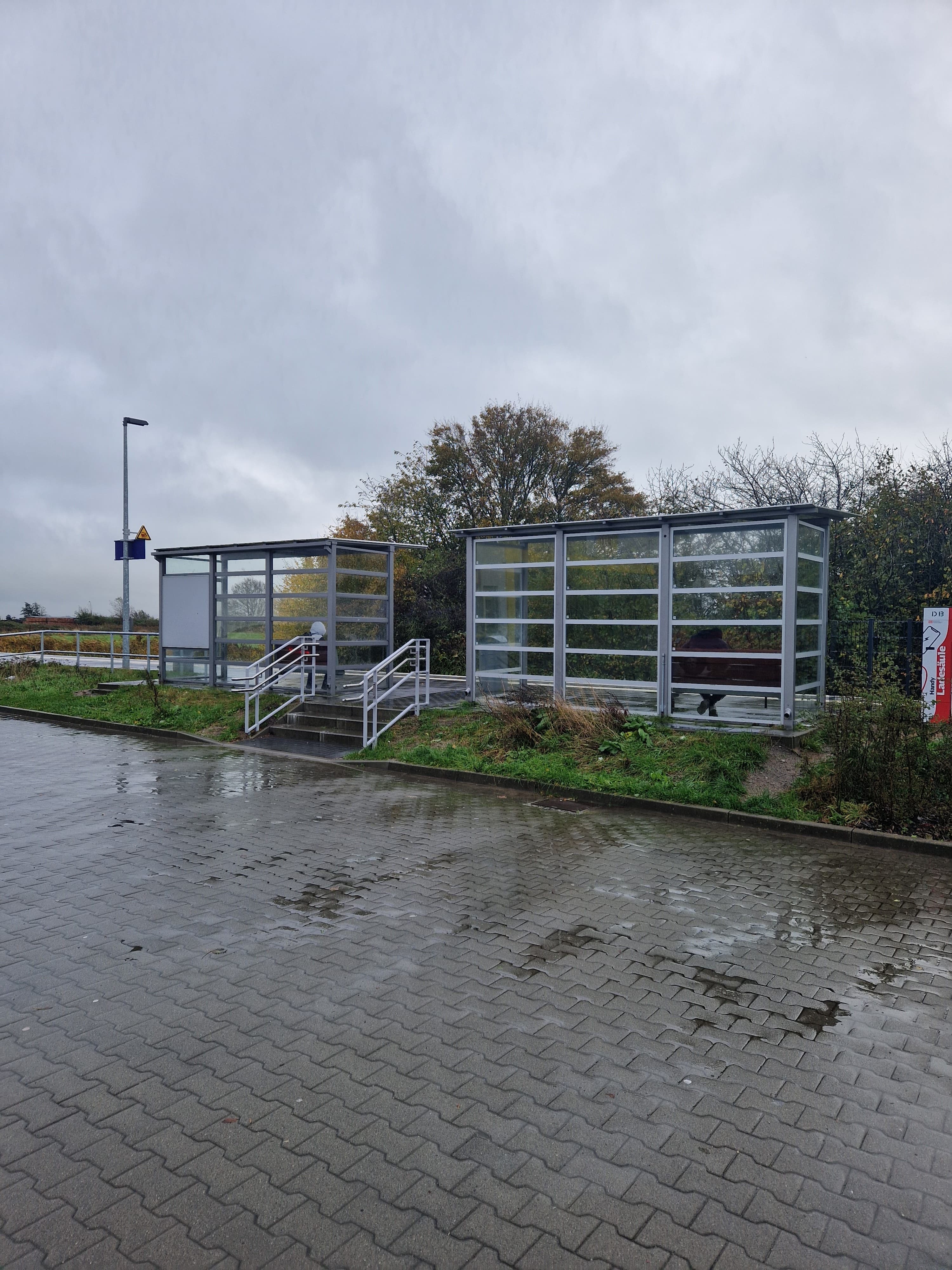 Die beiden Wetterschutzhäuschen.