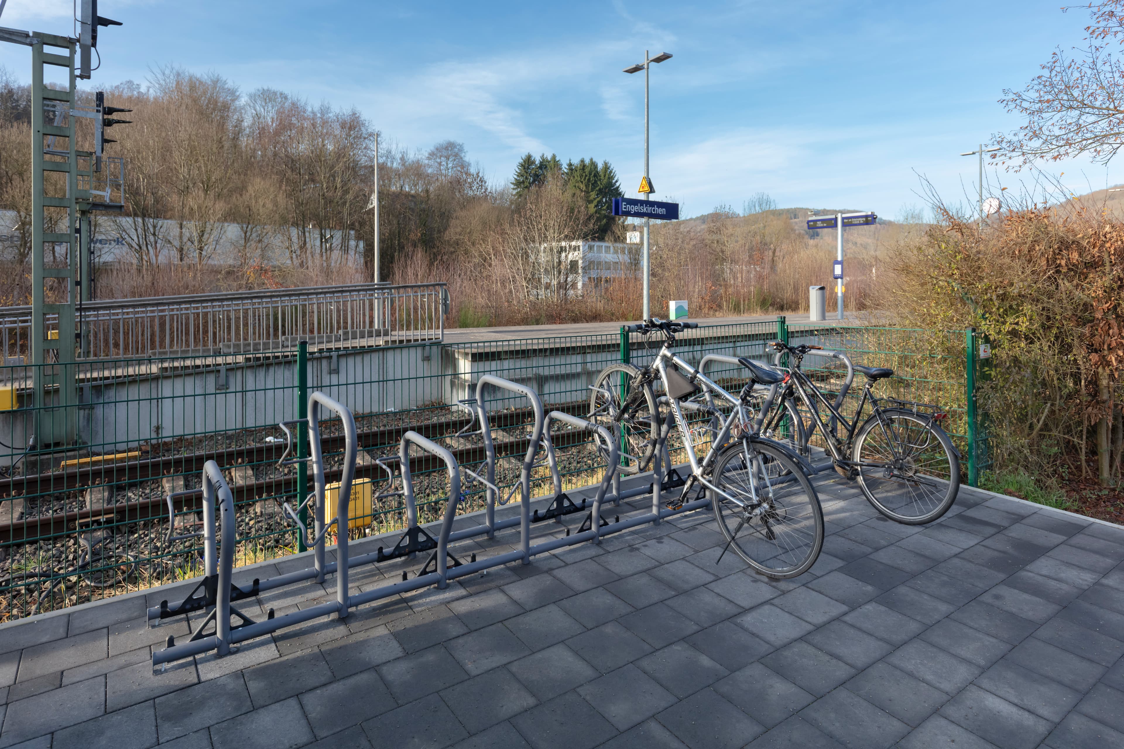Am Bahnhofvorplatz wurde eine neue Fahrrad Reihenbügelanlage montiert.
