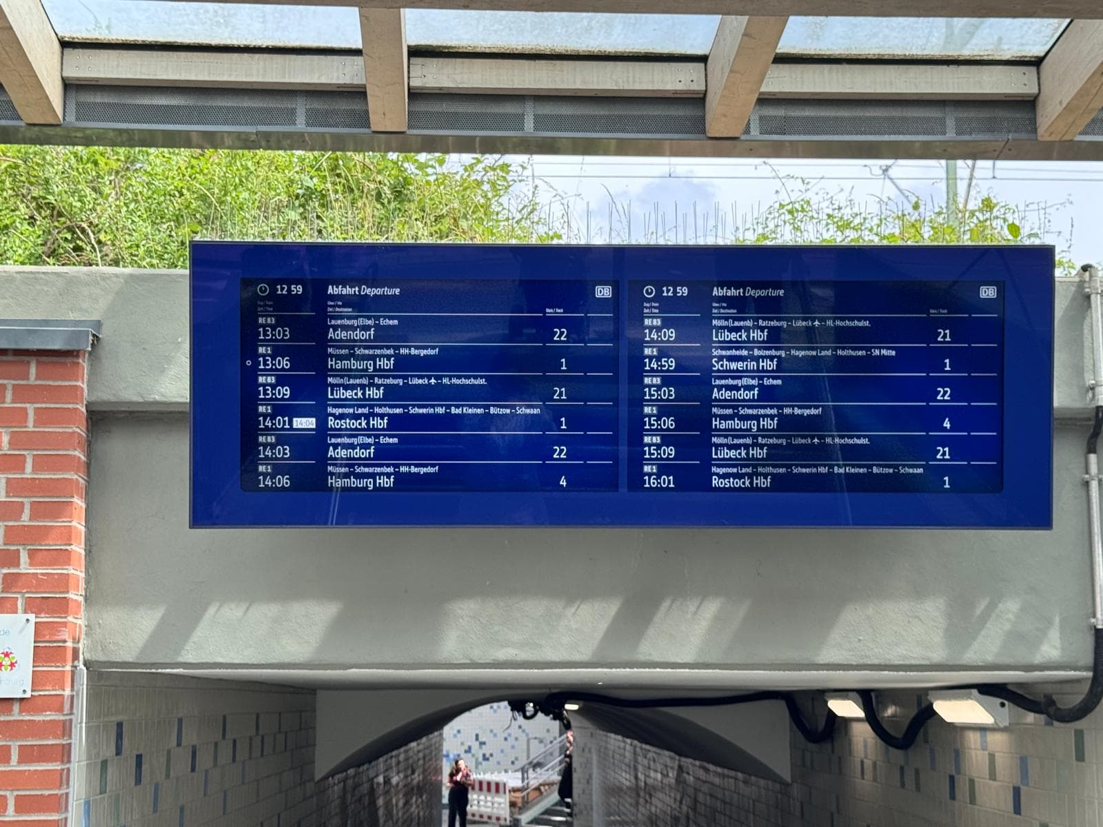 Ein großer Monitor über dem Zugang zur Personenunterführung.