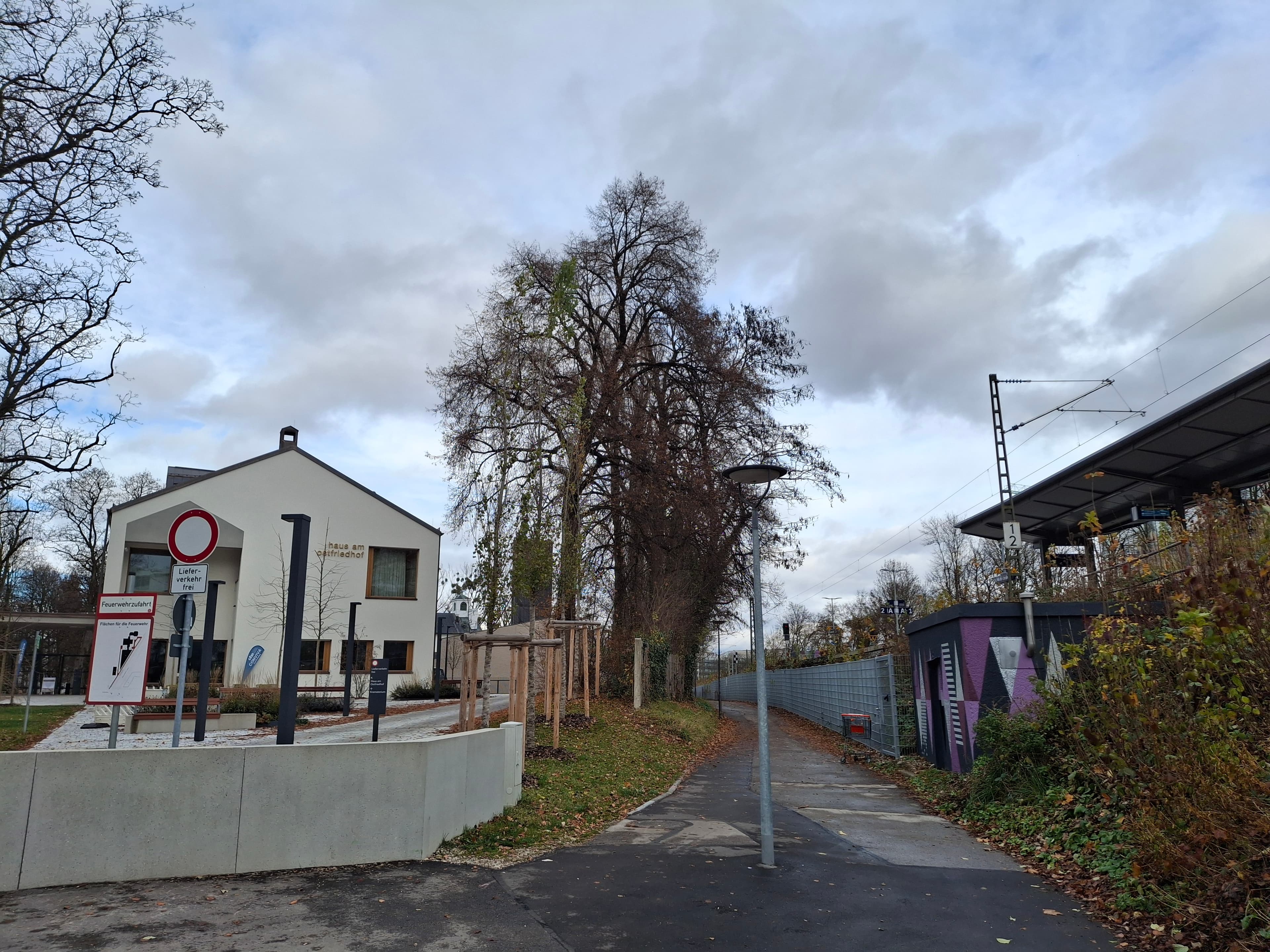 Blick auf das entwickelte Bahnhofsumfeld mit gestaltetem Technikhaus.