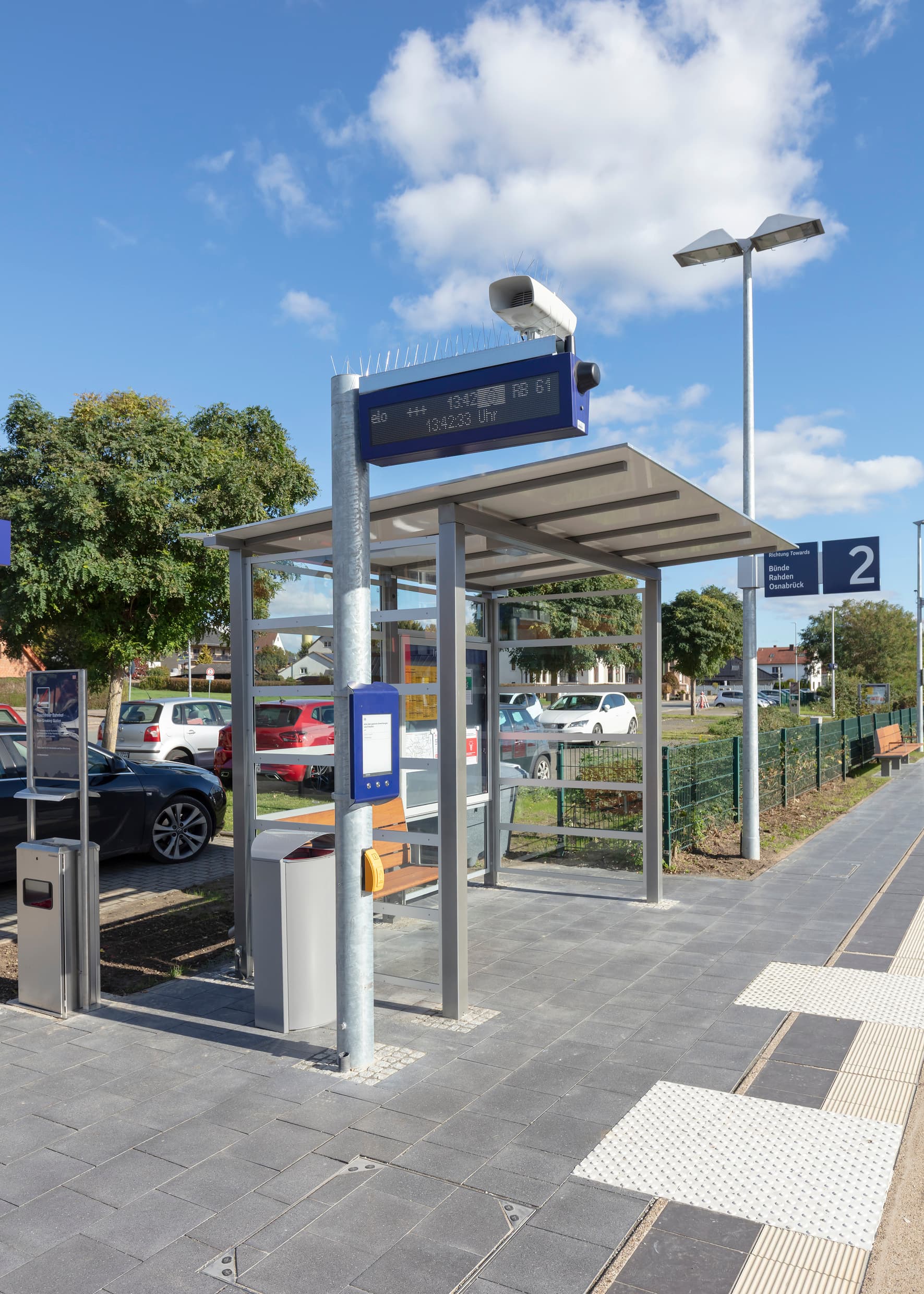 Moderne Reisendeninformation mit Akustikmodulen.