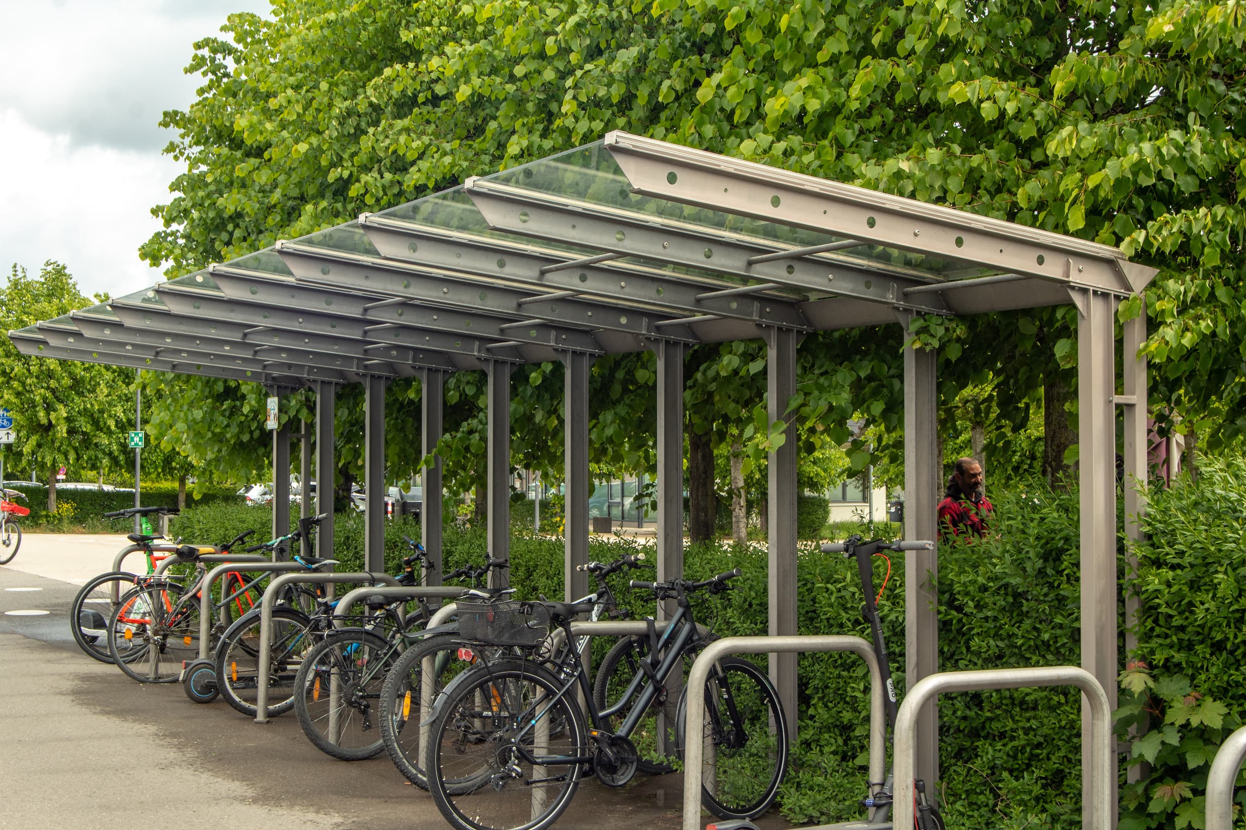 Fahrradstellplätze überdacht.