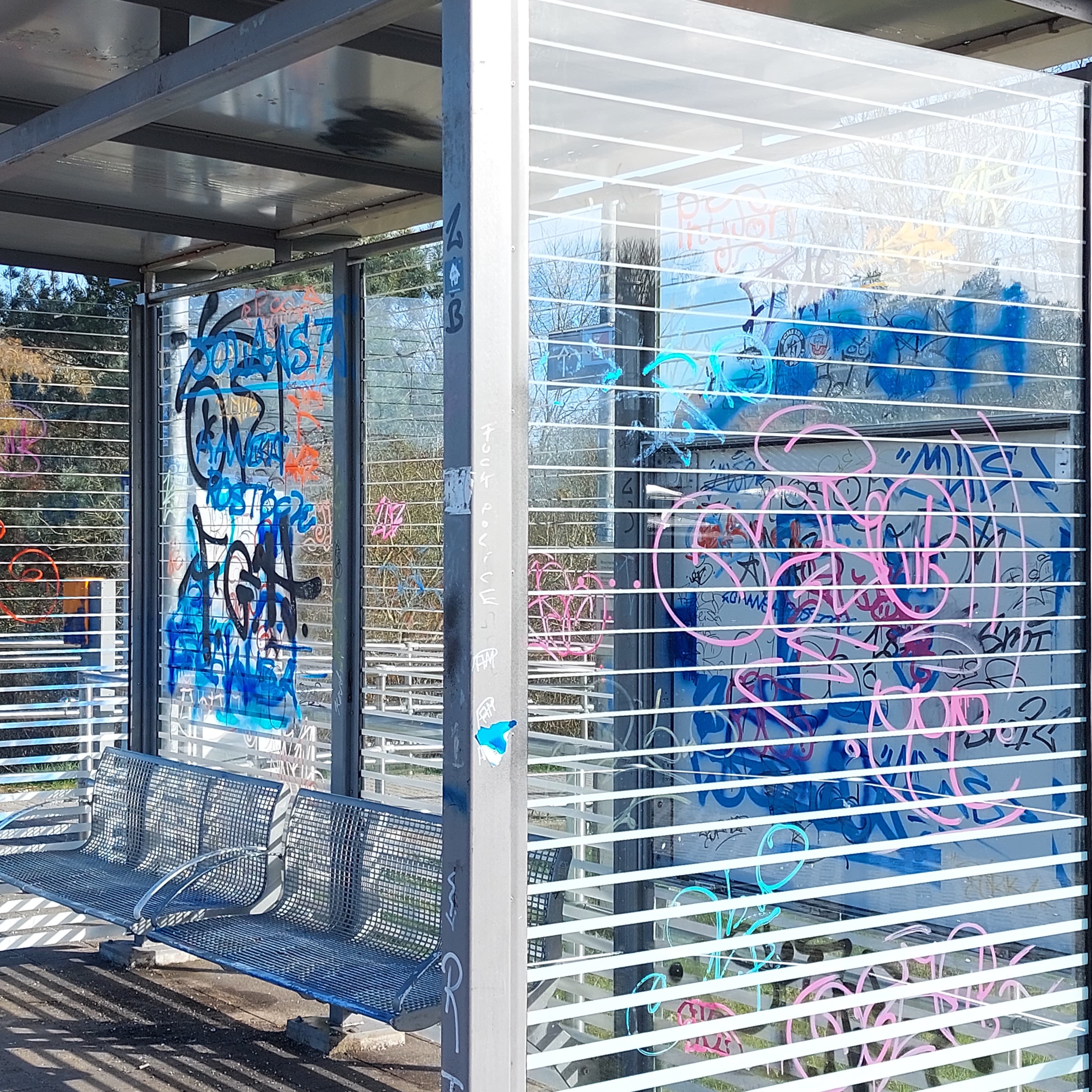 Ein mit Graffiti verunstaltetes Wetterschutzhaus.