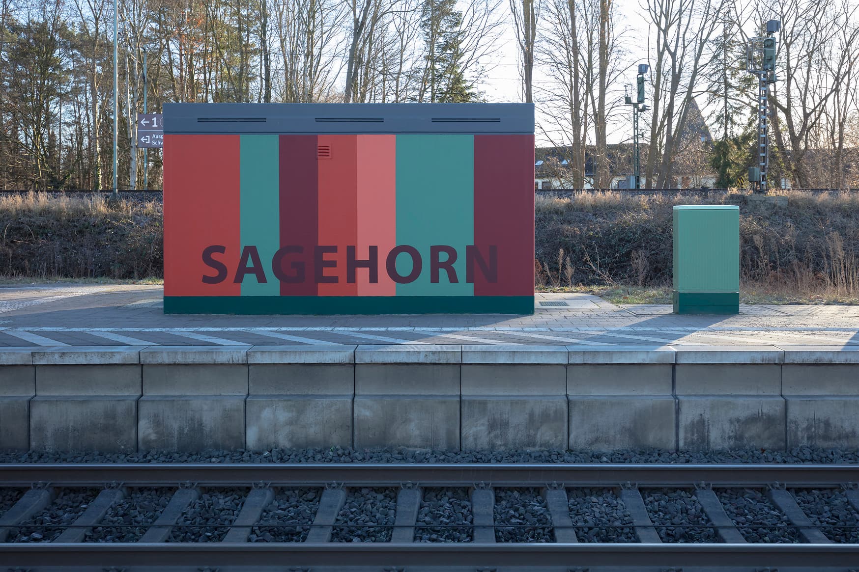 Im Bild ein bunt gestaltetes Technikhäuschen mit dem Schriftzug "Sagehorn".