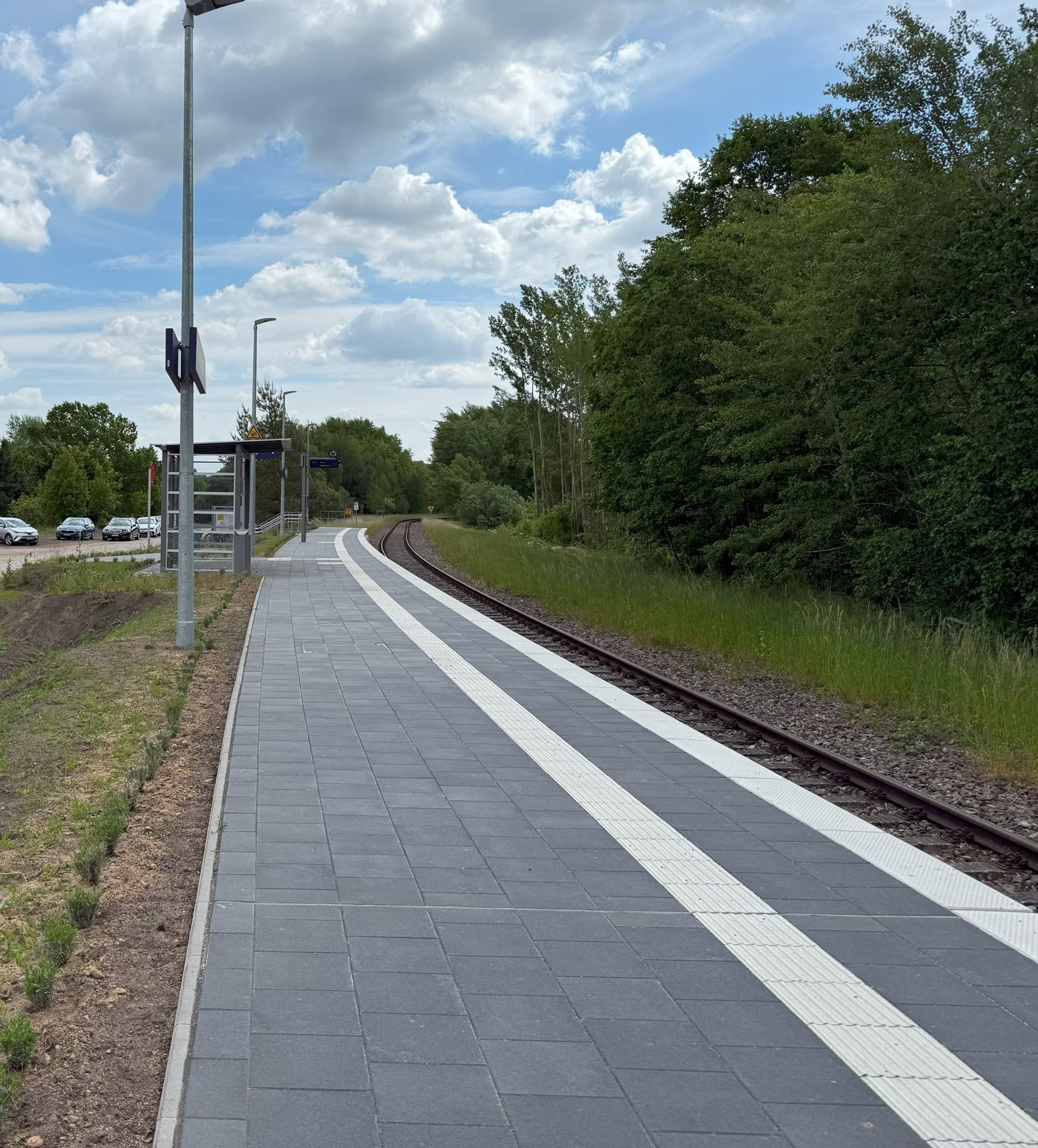 Ein neuer Bahnsteigbelag am Zukunftsbahnhof Alt Hüttendorf.