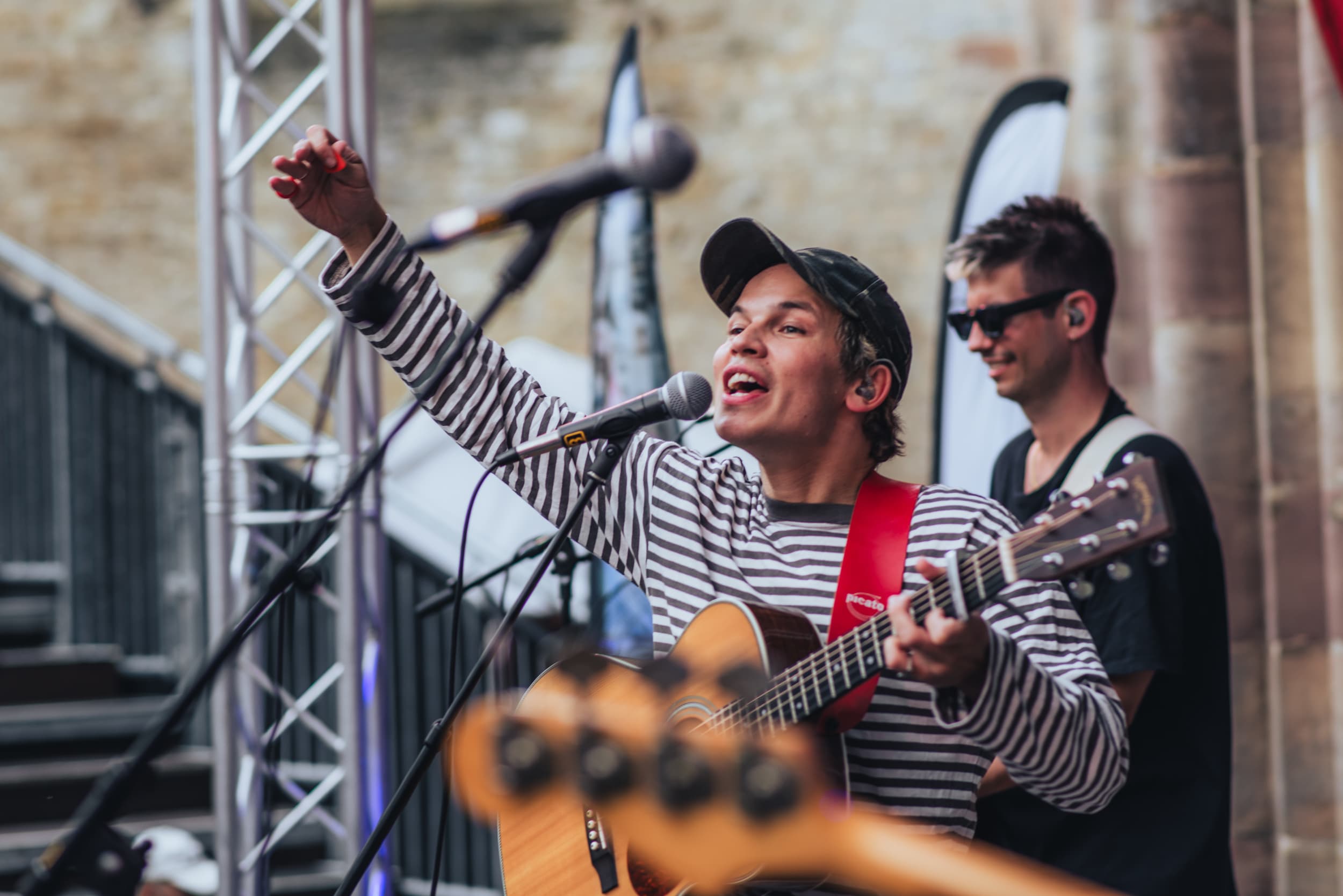 Mik auf Singen auf der Bühne.